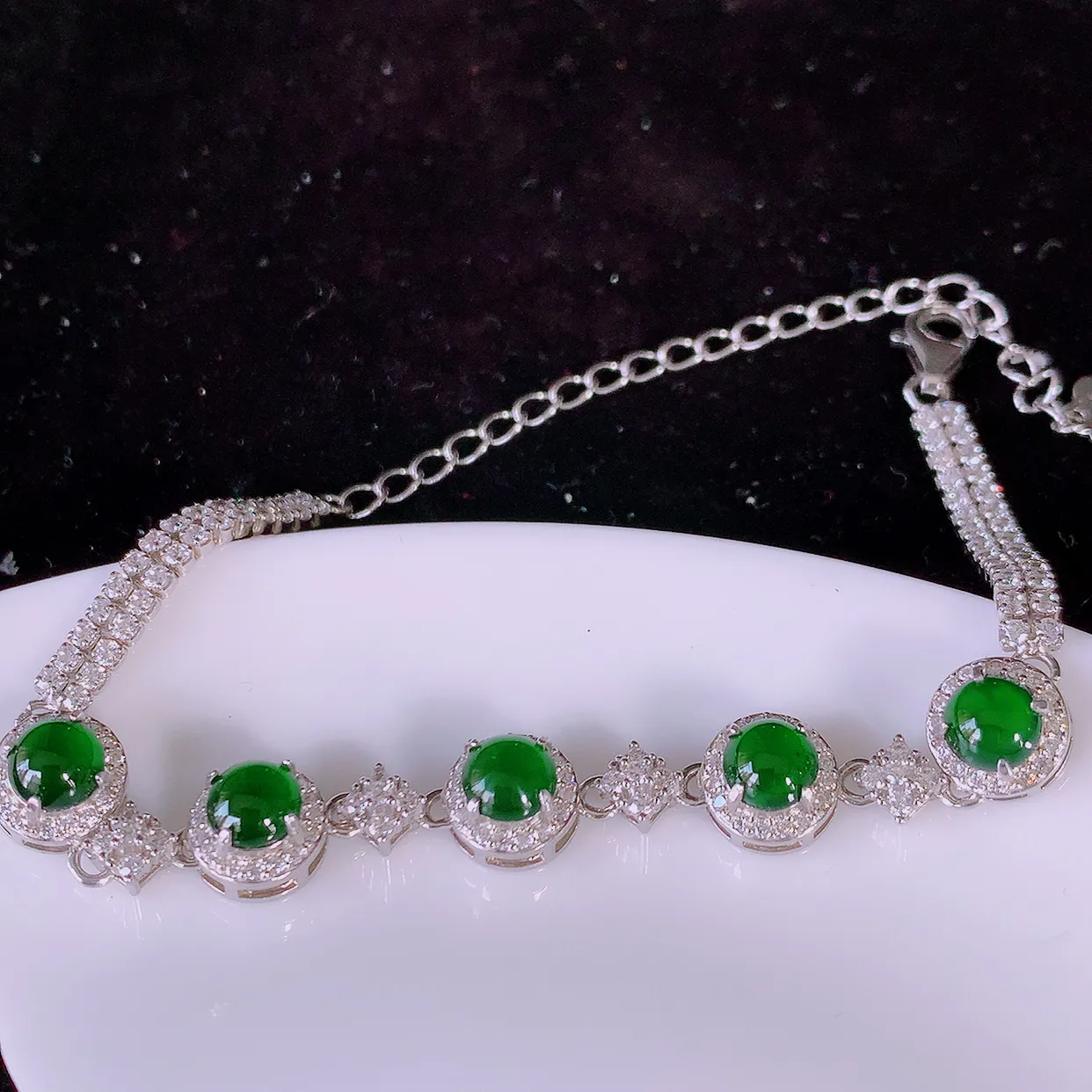 冰透满绿翡翠925银镶嵌手链，自然光实拍，翠色灵动，颜色漂亮，种老水足，品相佳，佩戴佳品！#97.13取一整体8*7.8-5.8裸石5*5