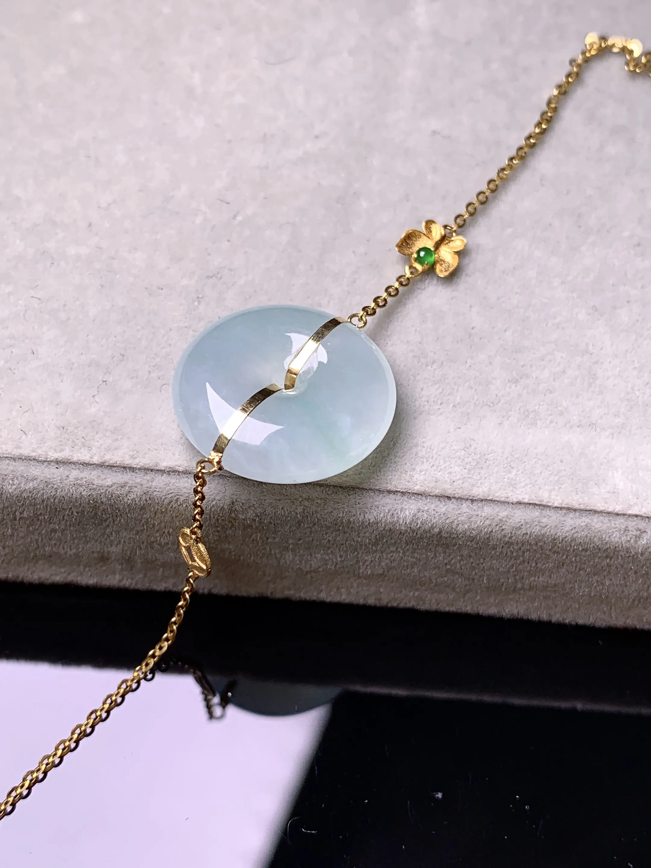 18k金镶嵌冰种平安扣手链 玉质细腻 色泽艳丽清新 整体尺寸15.8*4.5