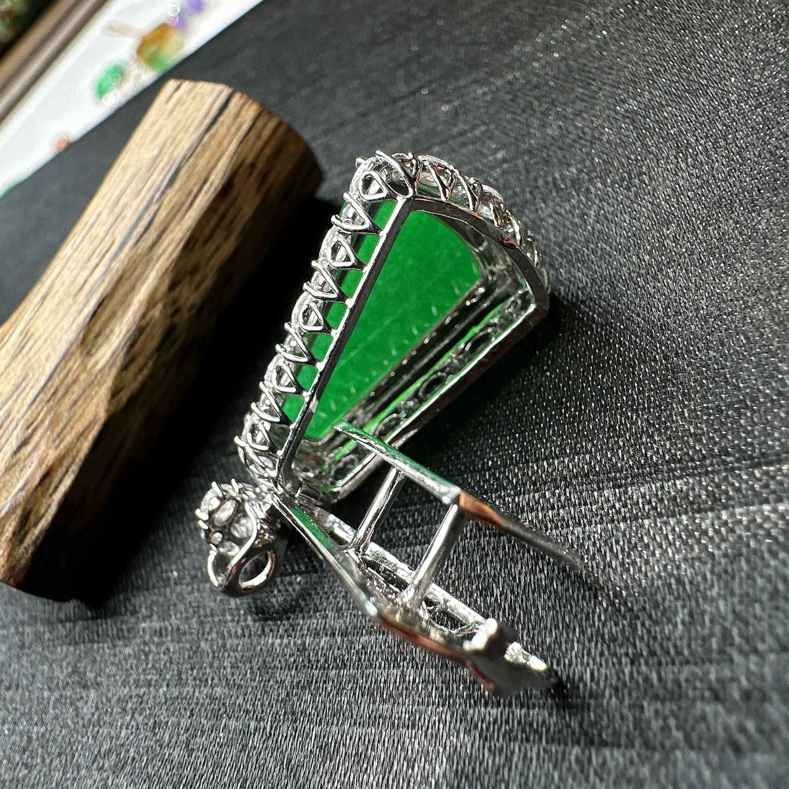 【冰种满绿无事牌】阳绿色泽，种水上乘，通透闪亮，晶莹剔透。18K金钻镶嵌，裸石尺寸18.8*12.2*2.6毫米。