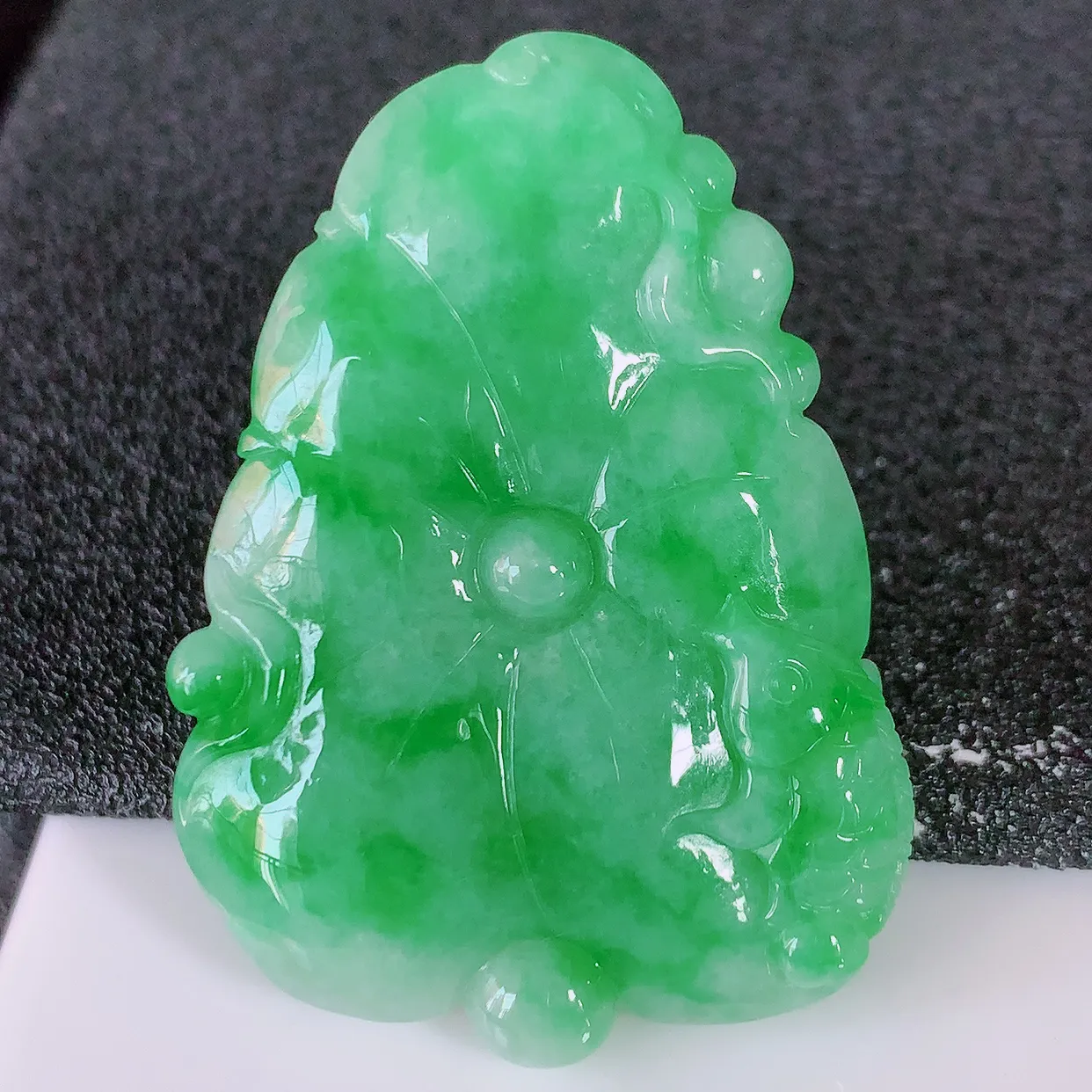 自然光实拍，冰润飘绿翡翠荷叶鱼、和和美美玉坠，财源广进，自然隐逸、荷本是素不着尘之物，有和美之寓意。