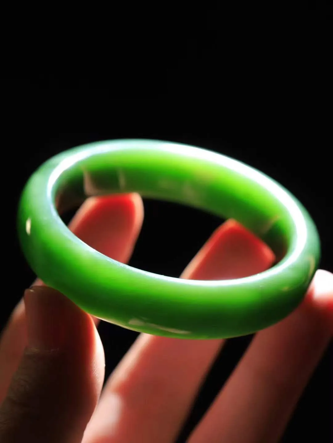 【碧色荡漾·手镯】

精品️和田玉碧玉手镯，玉质细腻温润，手感舒适，️线条流畅，简约大气，美自天成，佩戴于腕间，婉约之美，举手投足间透出那份低调奢华，醉人心扉。重60.2克 内径圈口56mm尺寸14.4-8.1mm FDL-771203032