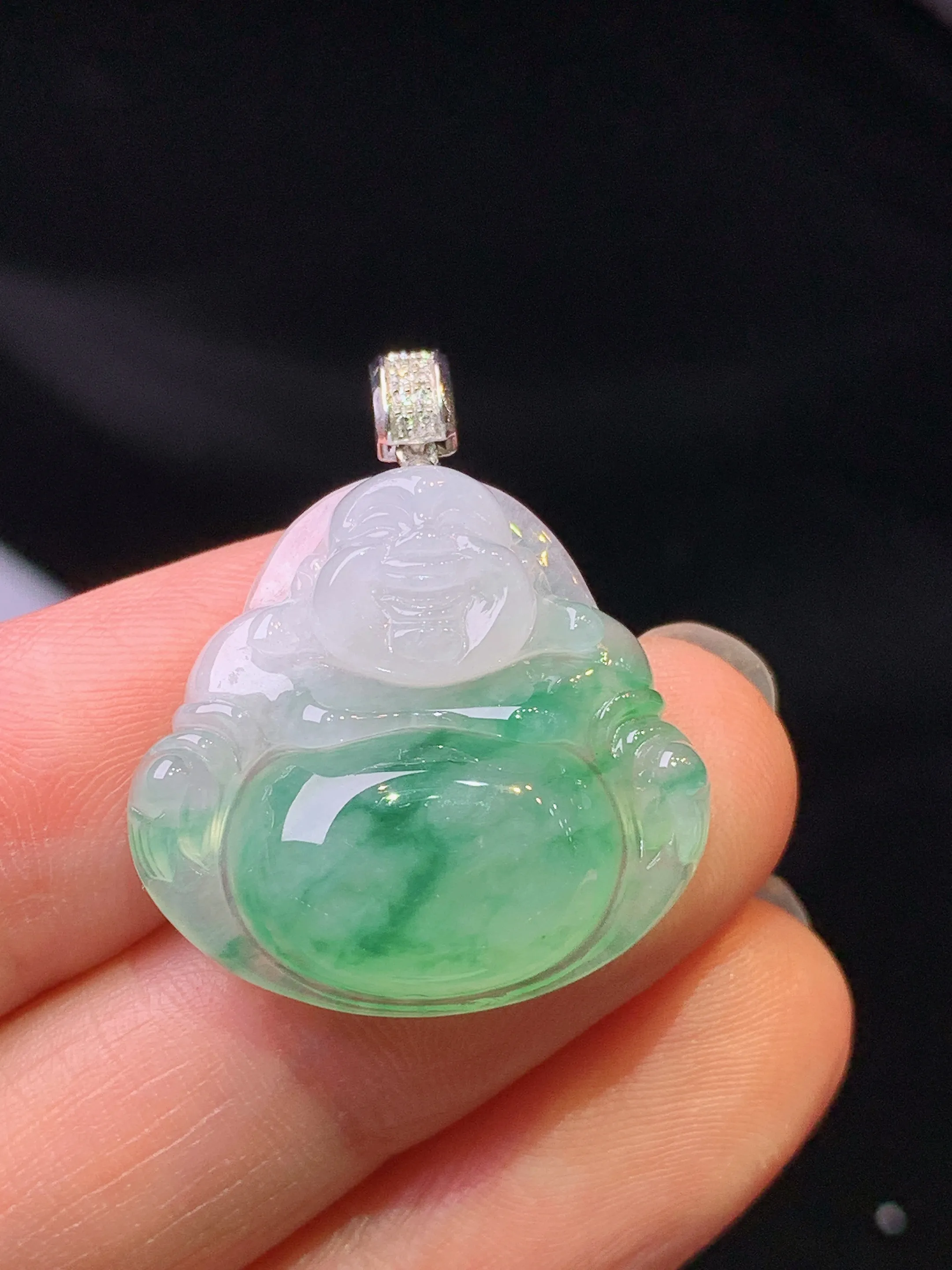 18k金钻镶嵌飘花佛公吊坠 玉质细腻 色泽艳丽清新 整体尺寸28*23.2*6.3