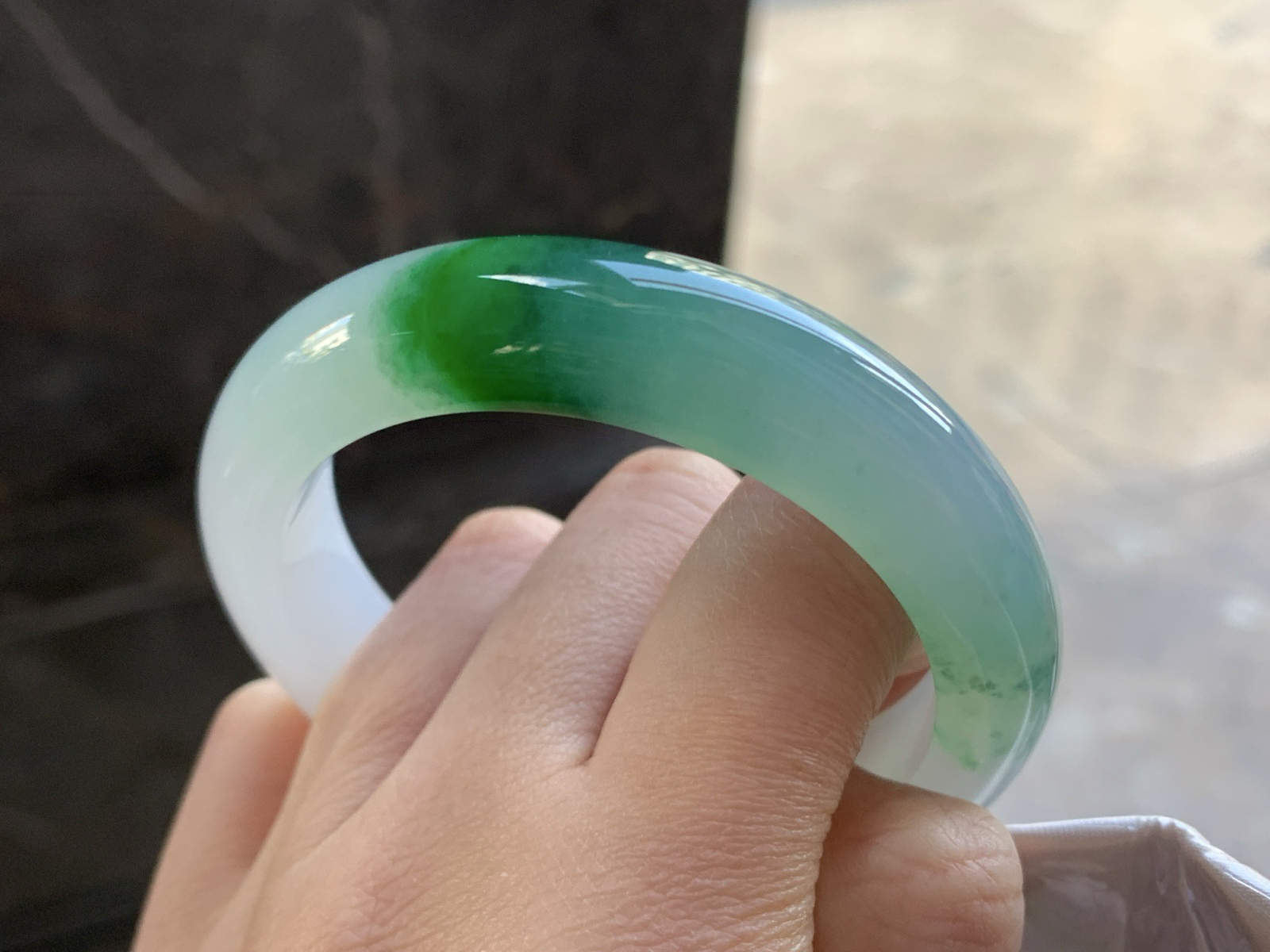 53-13-8.8

辣绿色手镯^_^颜色鲜艳 起光 种水足