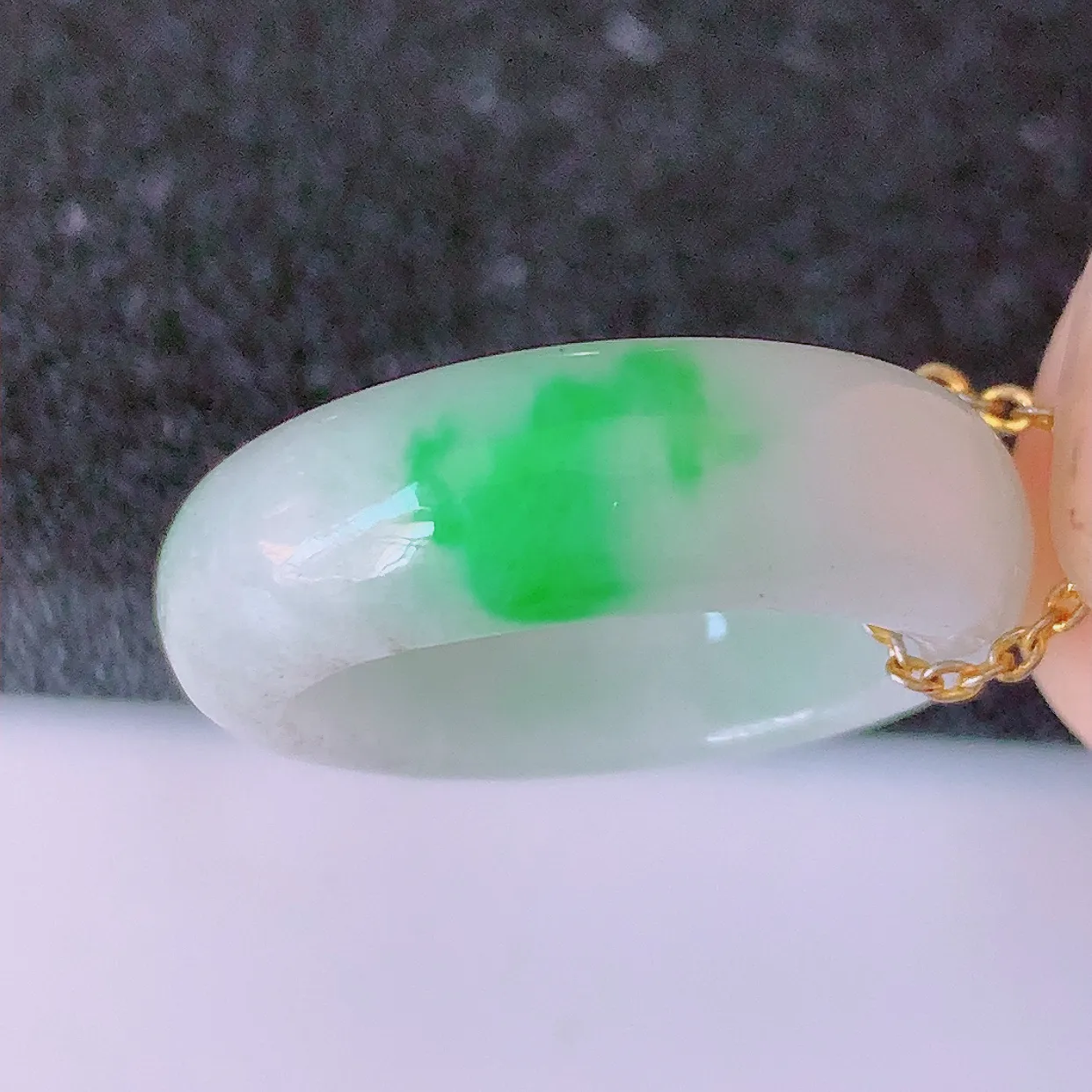 自然光实拍，16.2mm内径飘绿翡翠指环，玉戒指，玉质莹润，好精美好冰润的指环，12圈口，上手纤巧！