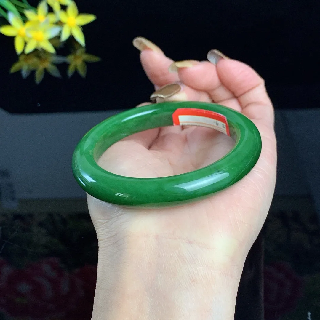 和田玉56圈口阳绿色碧玉手镯！玉质细腻油润 底色纯净 无裂无棉 脂粉好，品质高