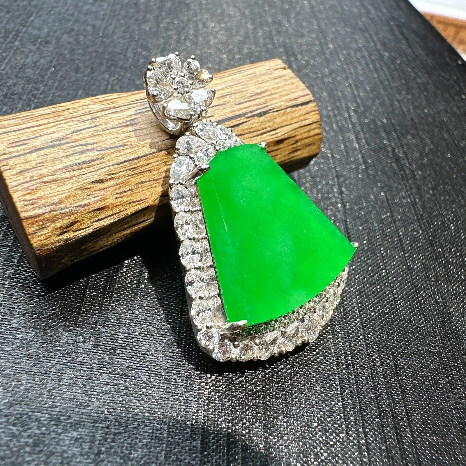 【冰种满绿无事牌】阳绿色泽，种水上乘，通透闪亮，晶莹剔透。18K金钻镶嵌，裸石尺寸18.2*18.9*2.8毫米。