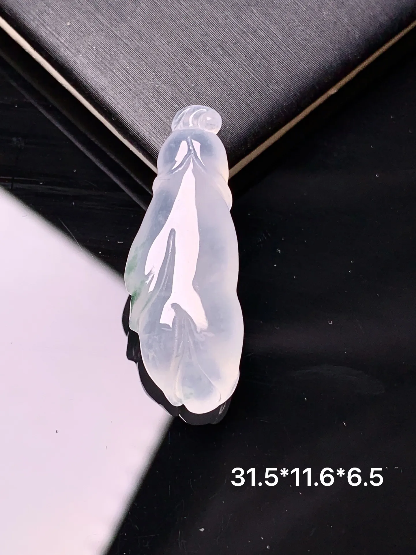 冰种花蕾吊坠 玉质细腻 色泽艳丽清新 整体尺寸31.5*11.6*6.5