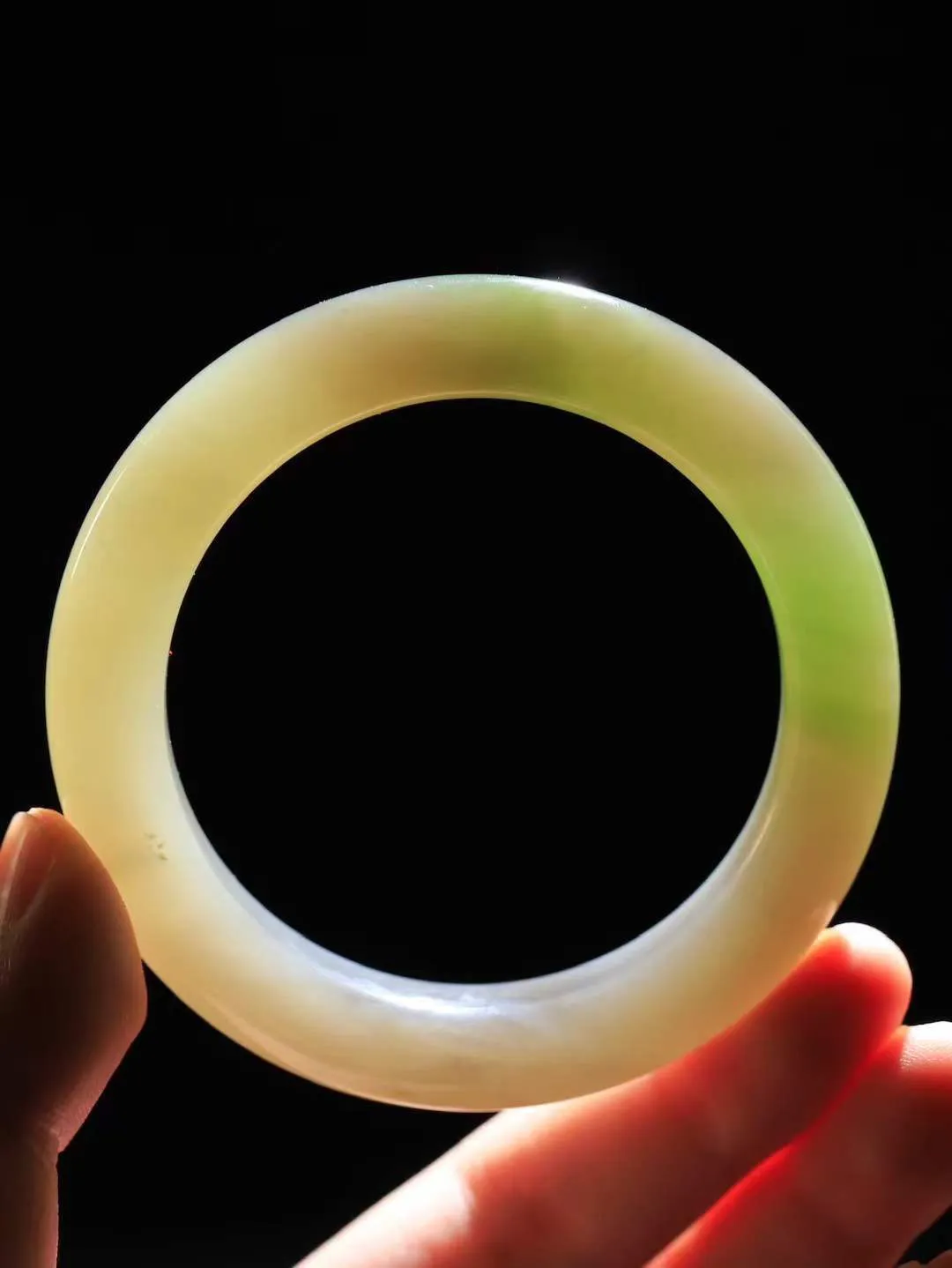 【花样年华·手镯】

精品和田玉三色手镯，质地油润细腻，色泽高贵典雅，镯型古朴典雅。在诗情画意的雨巷相遇，你是我腕间的一抹风情，有你眸有深情，清风荡漾湖间静水，我愿俯身低眉，在烟波涟漪处，寻你深情倩影。内径57mm尺寸12-11mm 重68.3克。fDL-361203088