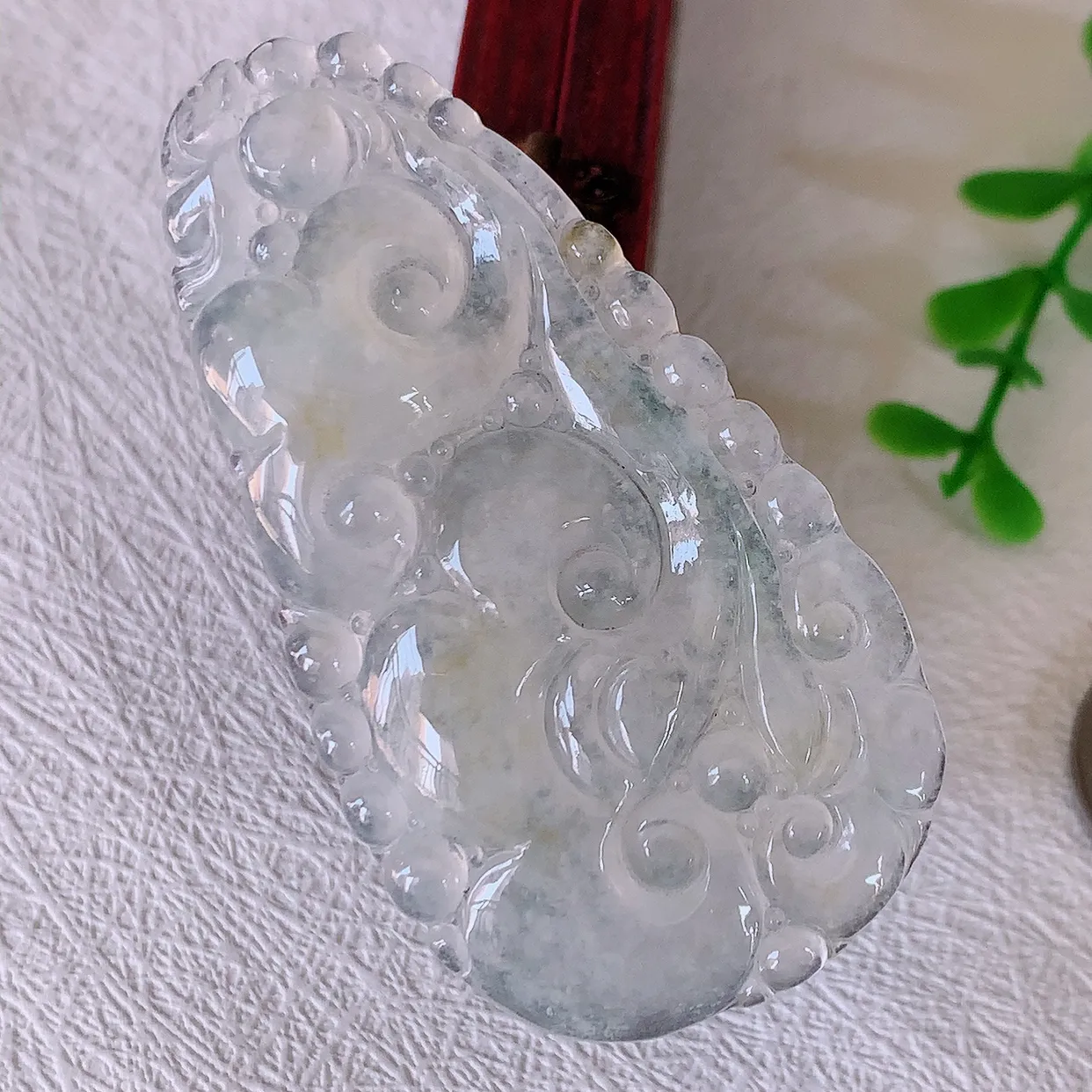 自然光实拍，冰种黄翡双彩翡翠如意吊坠，玉坠百搭又精致，寓意着吉祥，事事如意！#46.13