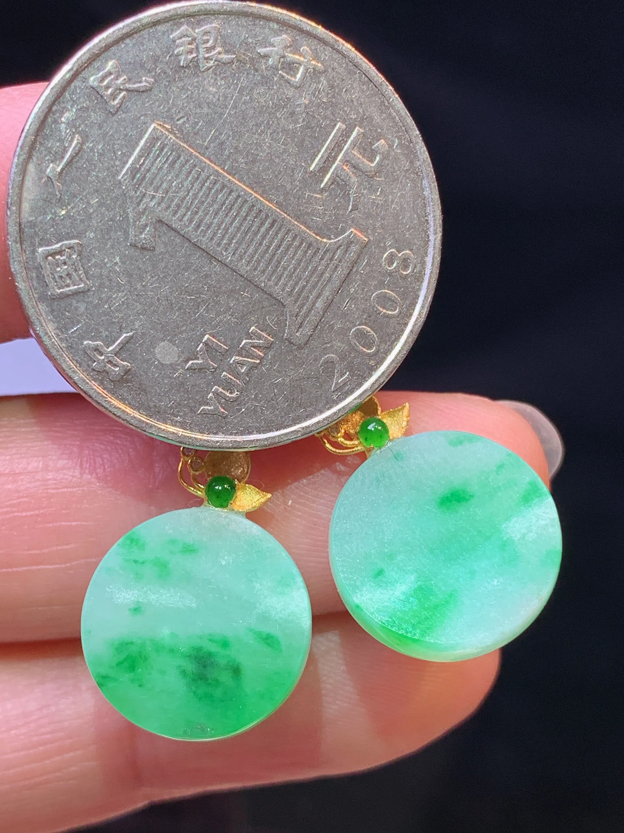 18k金镶嵌飘绿圆牌耳坠 玉质细腻 色泽艳丽清新 整体尺寸27*13.2*3.2