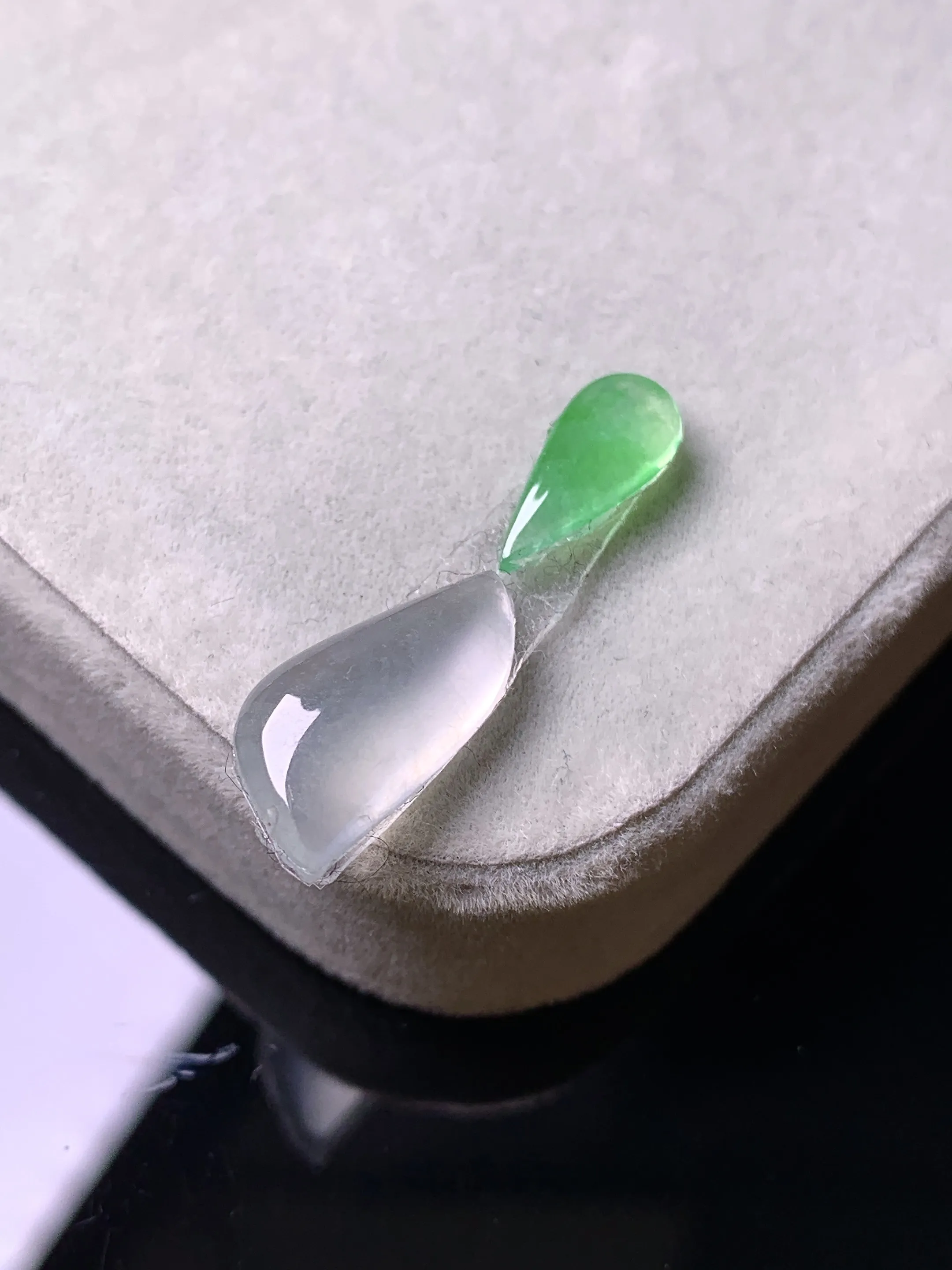 镶嵌蜜蜡 冰种随形吊坠 玉质细腻 色泽艳丽清新 整体尺寸15.8*7.5*3.2