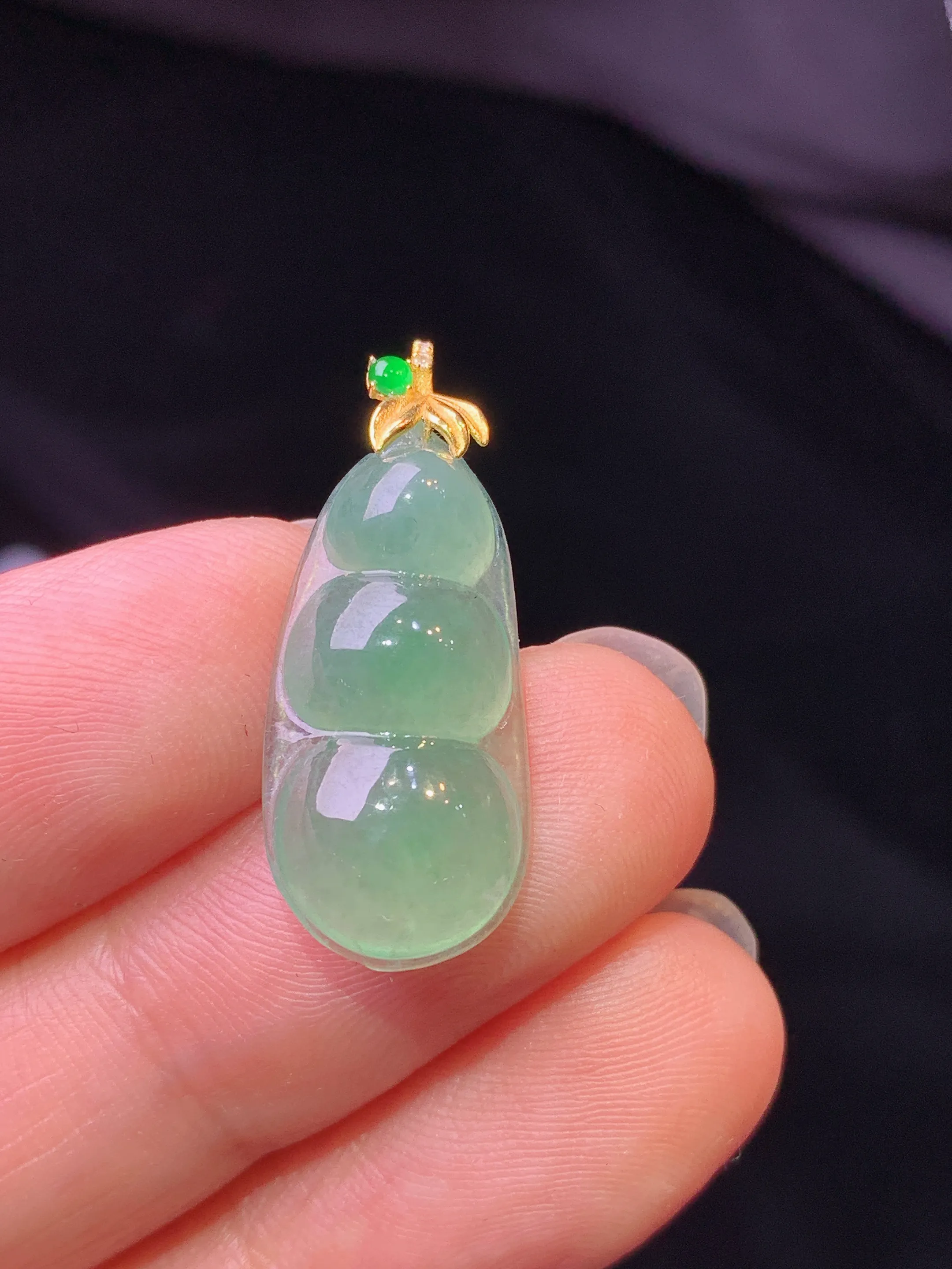 18k金镶嵌冰种四季豆吊坠 玉质细腻 色泽艳丽清新 整体尺寸25.3*10.2*4.8