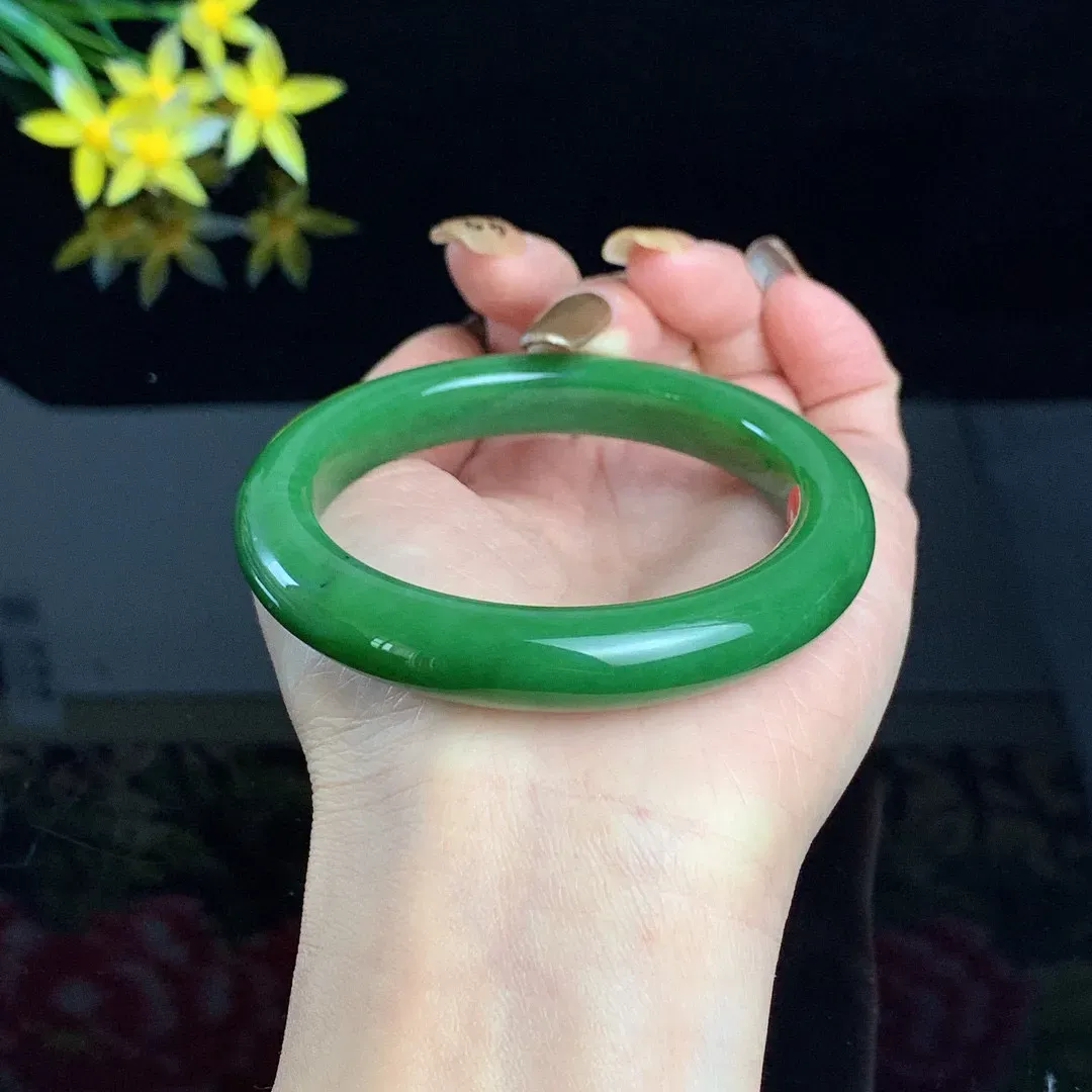 和田玉56圈口阳绿色碧玉手镯！玉质细腻油润 底色纯净 无裂无棉 脂粉好，品质高