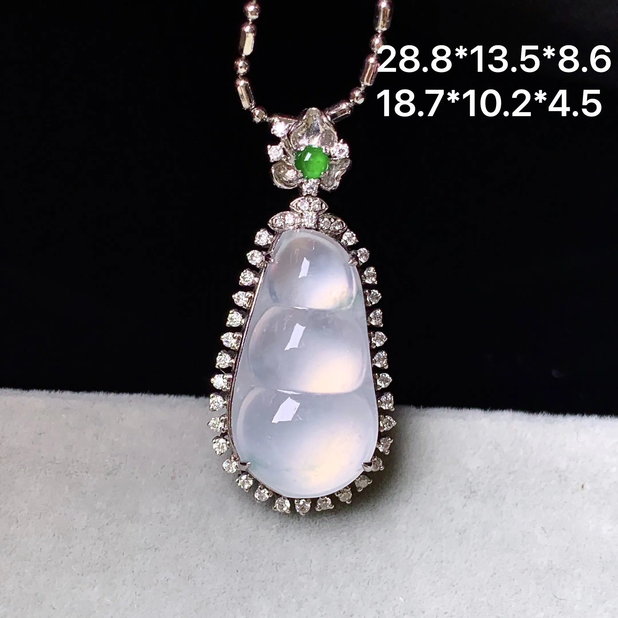 18k金钻镶嵌冰种四季豆吊坠 玉质细腻 色泽艳丽清新 整体尺寸28.8*13.5*8.6