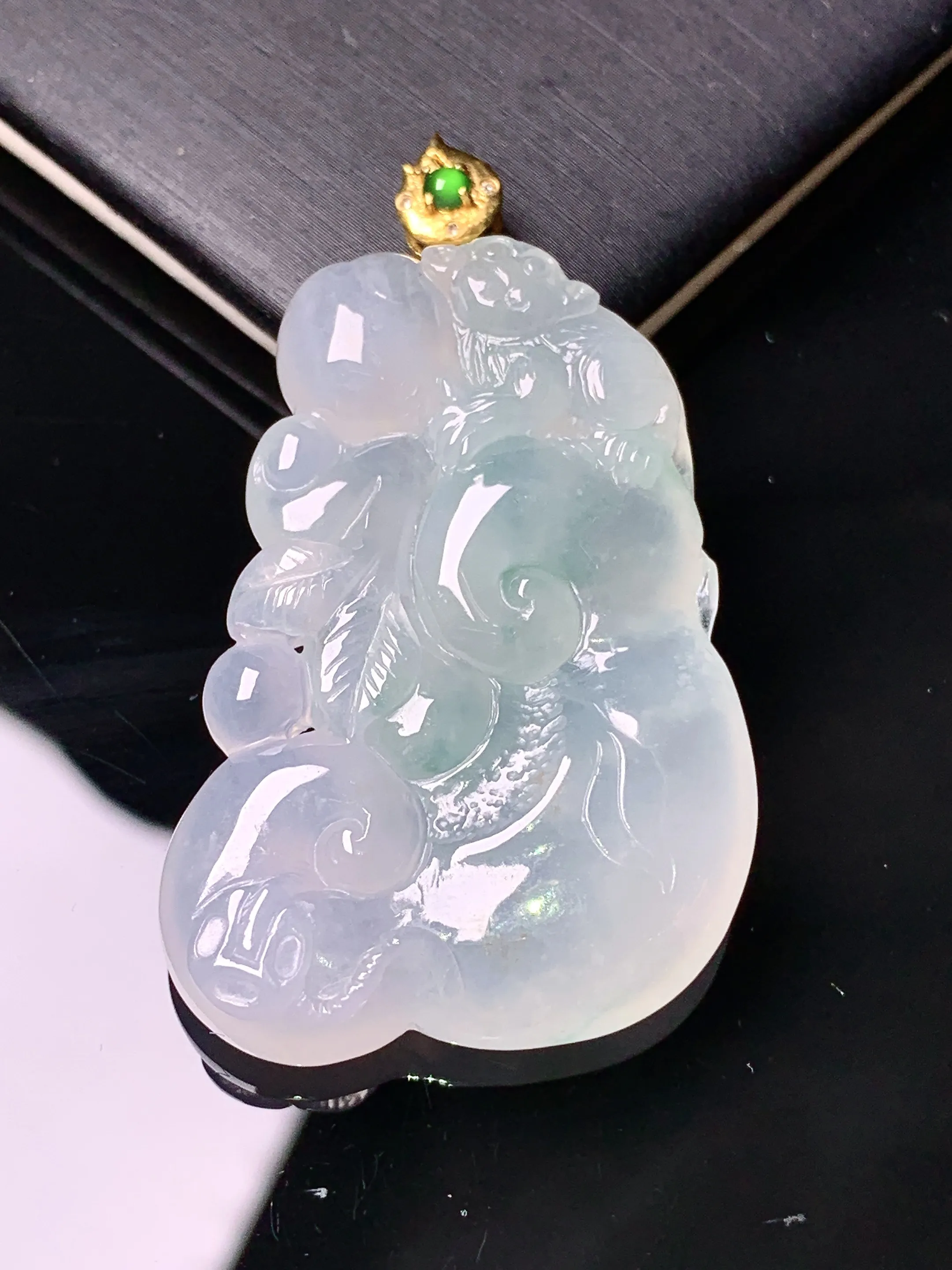 18k金镶嵌冰种如意吊坠 玉质细腻 色泽艳丽清新 整体尺寸47.6*27.6*6.8