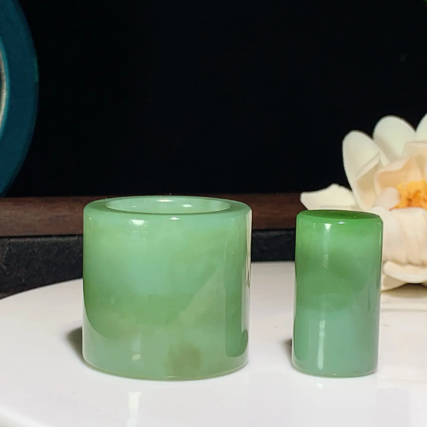 和田玉白飘阳绿俄罗斯碧玉扳指 内径21.5尺寸30/4重54.5克 玉质细腻油润 底色纯净 脂粉好，品质好。lt260114