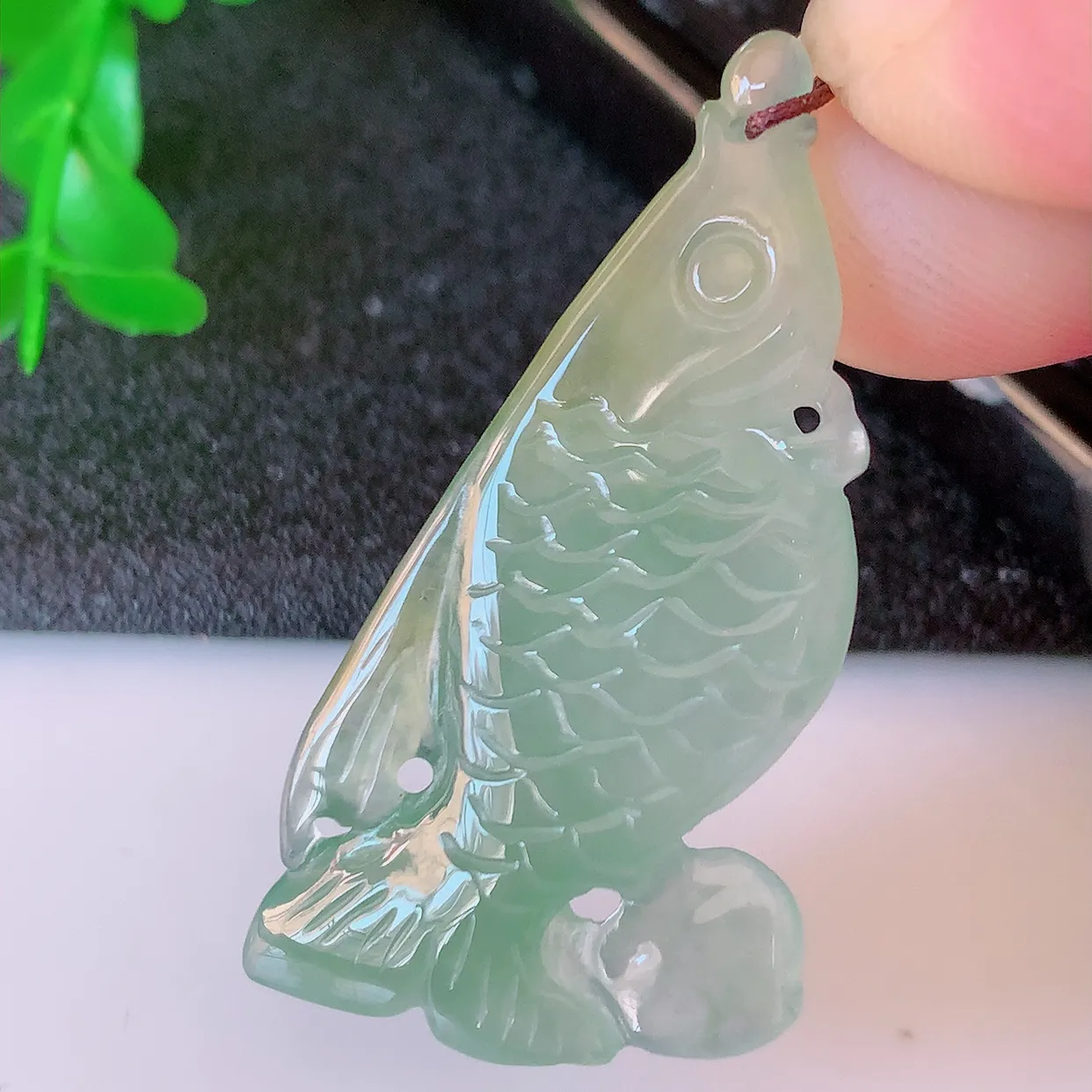 自然光实拍，冰种黄翡双彩翡翠年年有余，鱼吊坠，自由自在，寓意财源广进，雕工婉约，栩栩如生，佩戴优雅迷人！#60.13