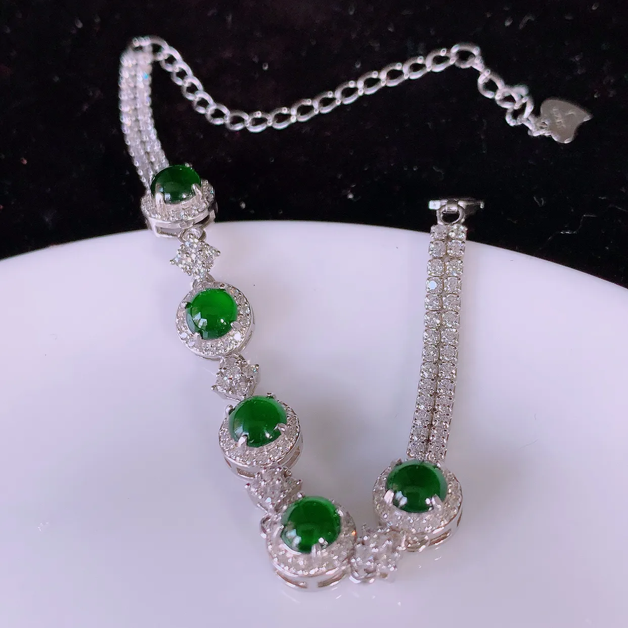 冰透满绿翡翠925银镶嵌手链，自然光实拍，翠色灵动，颜色漂亮，种老水足，品相佳，佩戴佳品！#97.13取一整体8*7.8-5.8裸石5*5