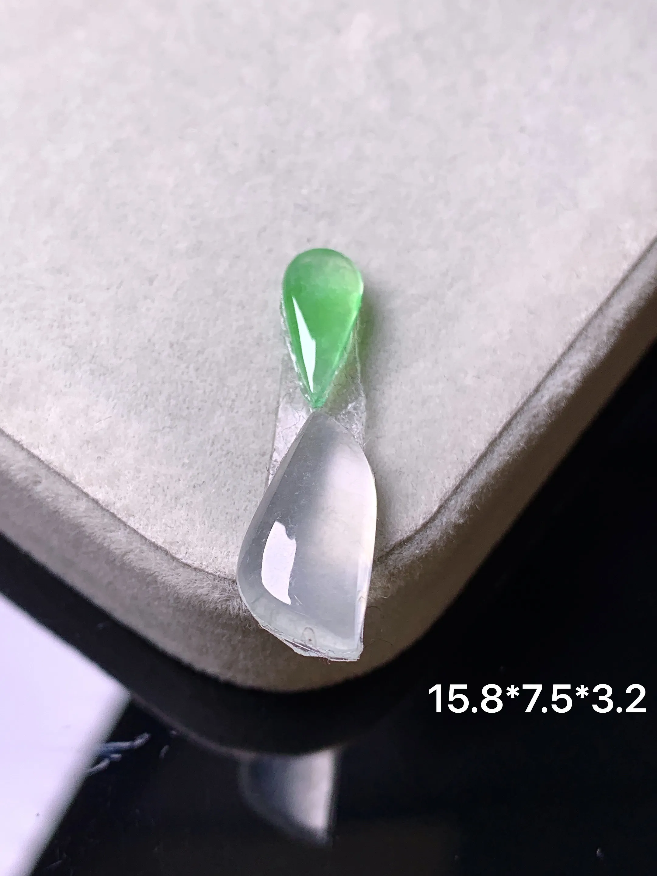 镶嵌蜜蜡 冰种随形吊坠 玉质细腻 色泽艳丽清新 整体尺寸15.8*7.5*3.2