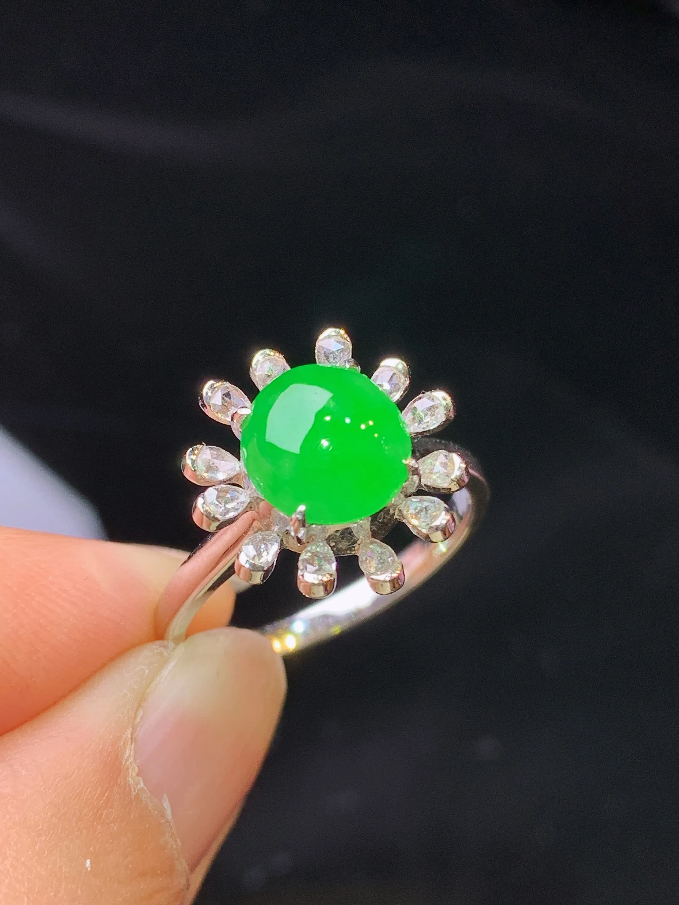 18k金钻镶嵌满绿蛋面戒指 玉质细腻 色泽艳丽清新 圈口14 整体尺寸14.2*14*8.8