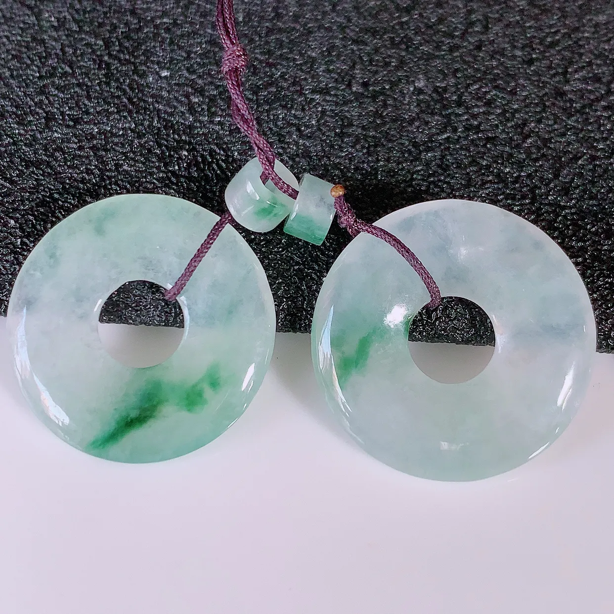 自然光实拍，冰种飘花翡翠一对平安扣耳坠，翠色灵动，玉质细腻，颜色漂亮，品相佳，佩戴佳品！配银线 #49.13