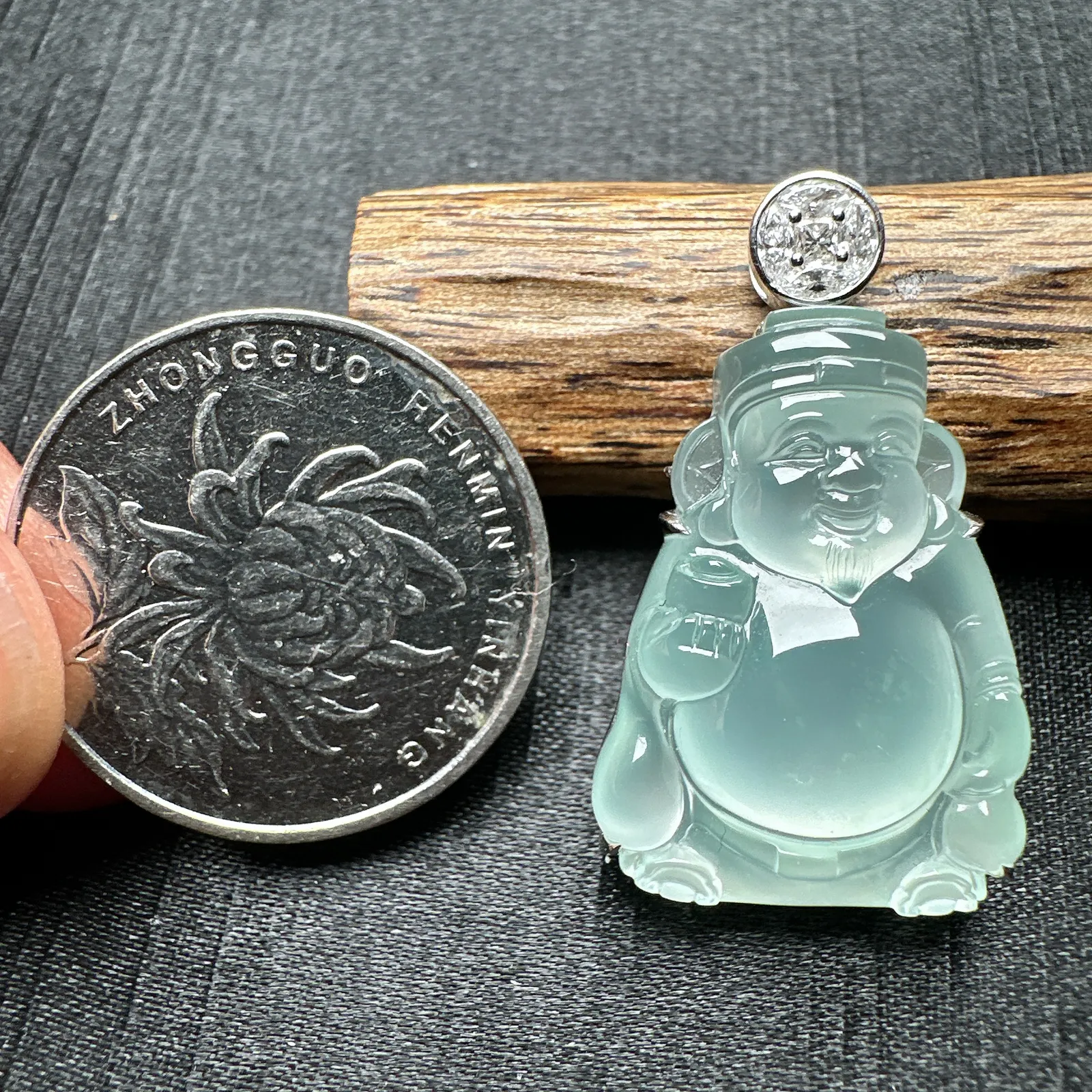 【冰种财神】质地细腻，饱满圆润，笑口常开，18k金钻镶嵌，裸石尺寸26.3*16.2*6毫米