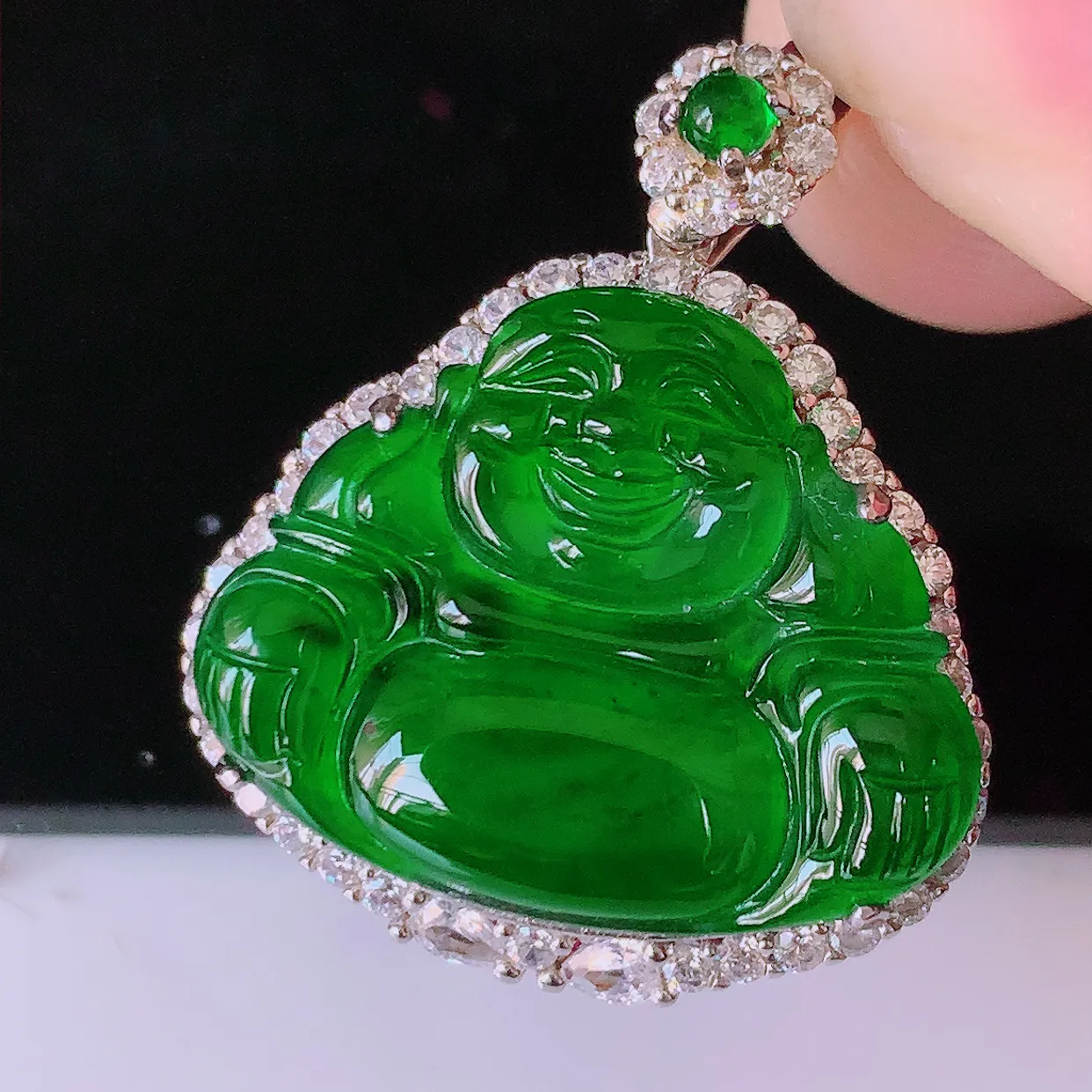 冰透满绿翡翠925银镶嵌佛公吊坠，自然光实拍，翠色灵动，颜色漂亮，种老水足，品相佳，佩戴佳品！#97.1整体27.8*23.5*8.2裸石22*17.5