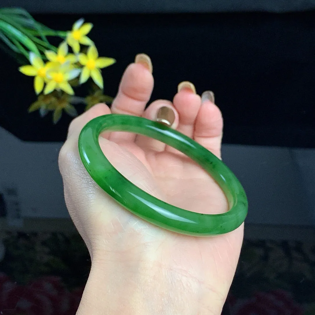 和田玉60.5圈口阳绿色碧玉手镯！玉质细腻油润 底色纯净 无裂无棉 脂粉好，品质高