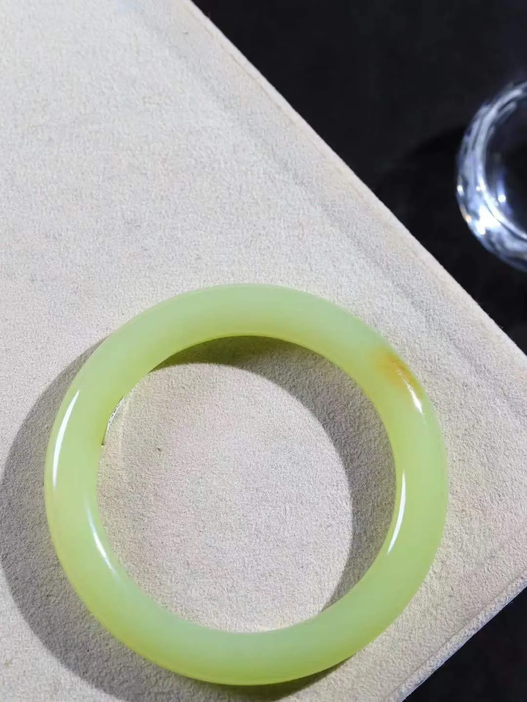 （温柔雅致.手镯）

精品️和田玉黄口带糖手镯。镯型饱满，温润细腻，脂润沁香。️执一卷书，沏一盏茶，着一袭裙，戴一只镯。淡淡浅笺，素心若兰，静赏玉中诗画。悠悠岁月，芊手轻摘，盛满诗样芳华。重37克   尺寸53.5-8.1-9.3mm    FDA-321203000