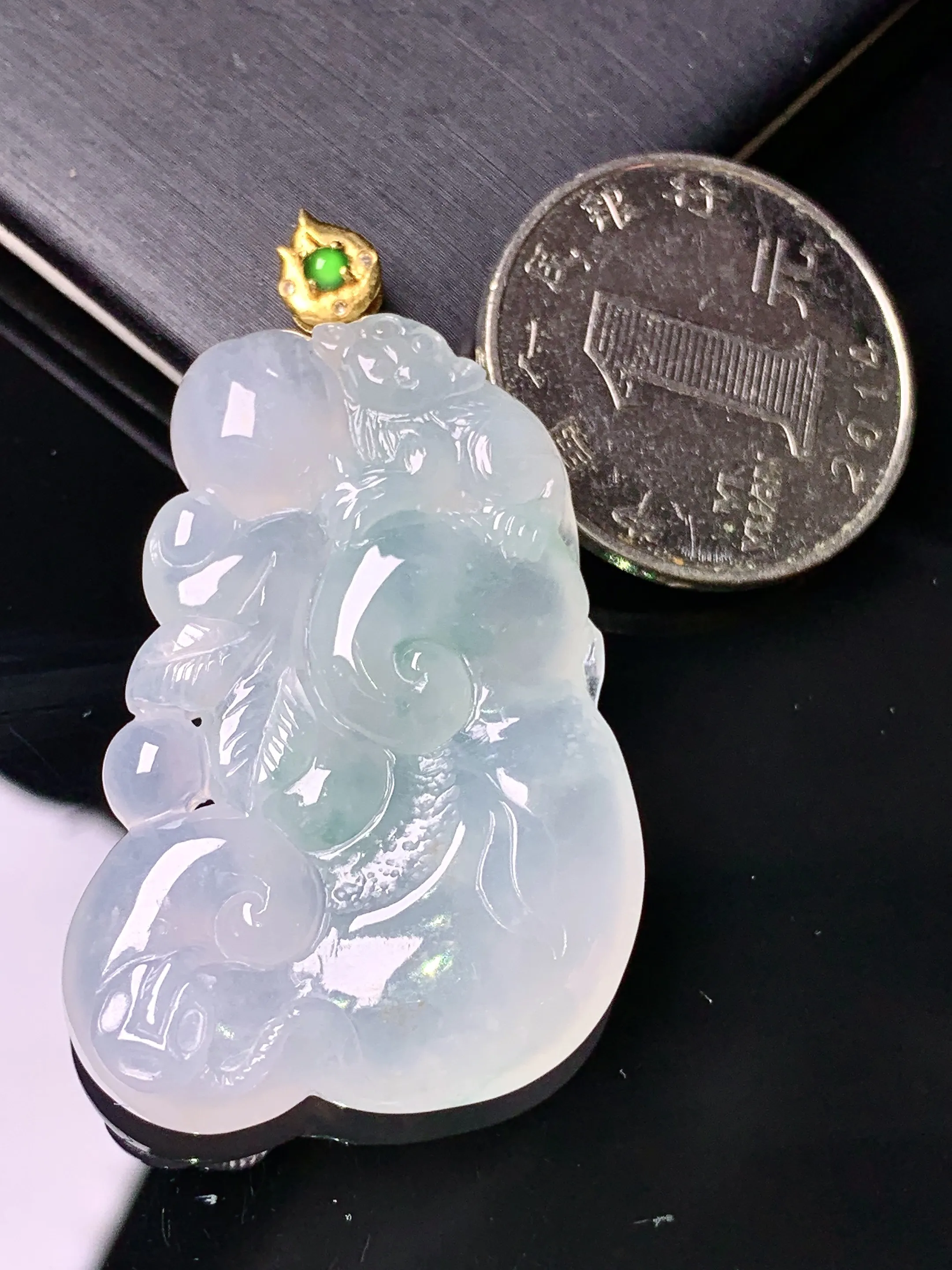 18k金镶嵌冰种如意吊坠 玉质细腻 色泽艳丽清新 整体尺寸47.6*27.6*6.8