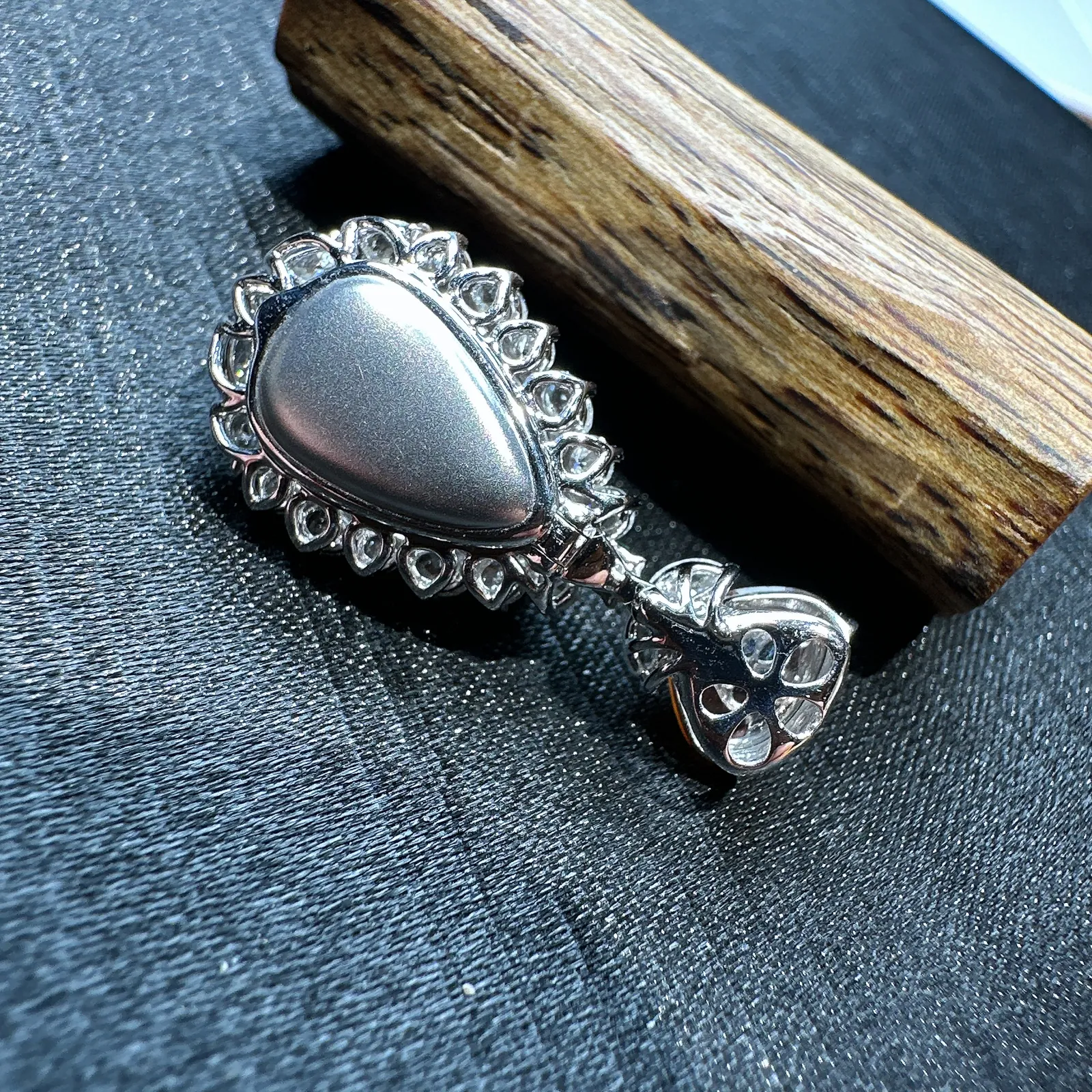 【冰种黄翡水滴吊坠】质地细腻，冰润透亮，光泽出众，18k金钻镶嵌，裸石尺寸12.4*8.8*4.8毫米。