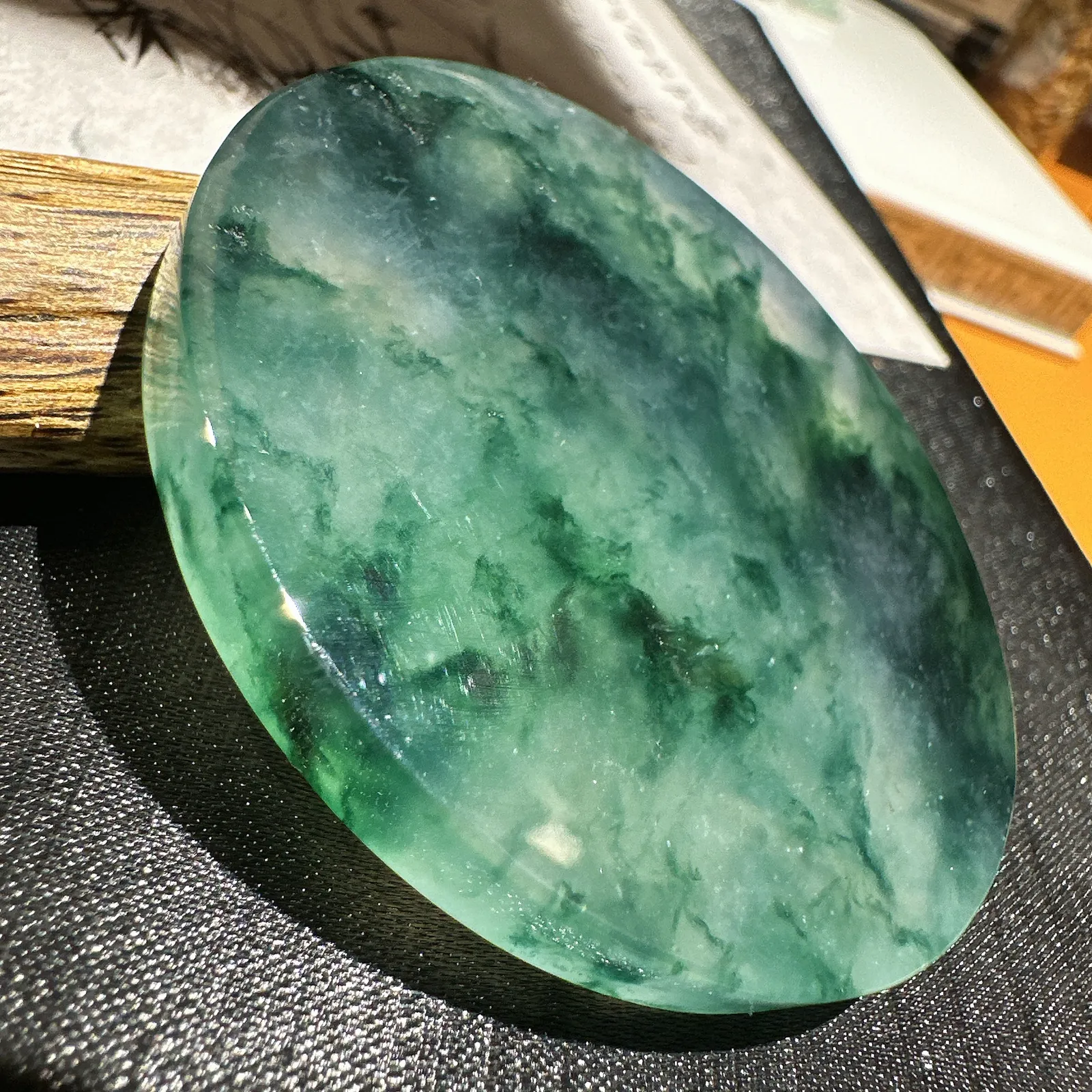 【冰种飘花椭圆无事牌】质地细腻，冰度很足，种老适合佩戴，意境感很强