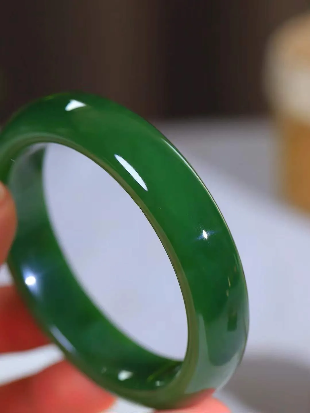 【碧色荡漾·手镯】

精品️和田玉碧玉手镯，玉质细腻温润，手感舒适，️线条流畅，简约大气，美自天成，佩戴于腕间，婉约之美，举手投足间透出那份低调奢华，醉人心扉。重60.2克 内径圈口56mm尺寸14.4-8.1mm FDL-771203032