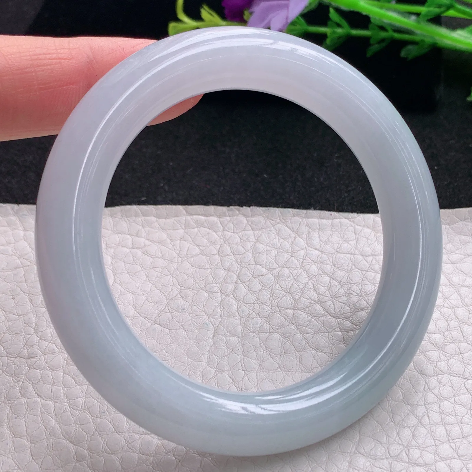 z实拍53*10.8*10.6美人镯 天然缅甸翡翠白月光水润玉手镯纯美圆条叮当镯