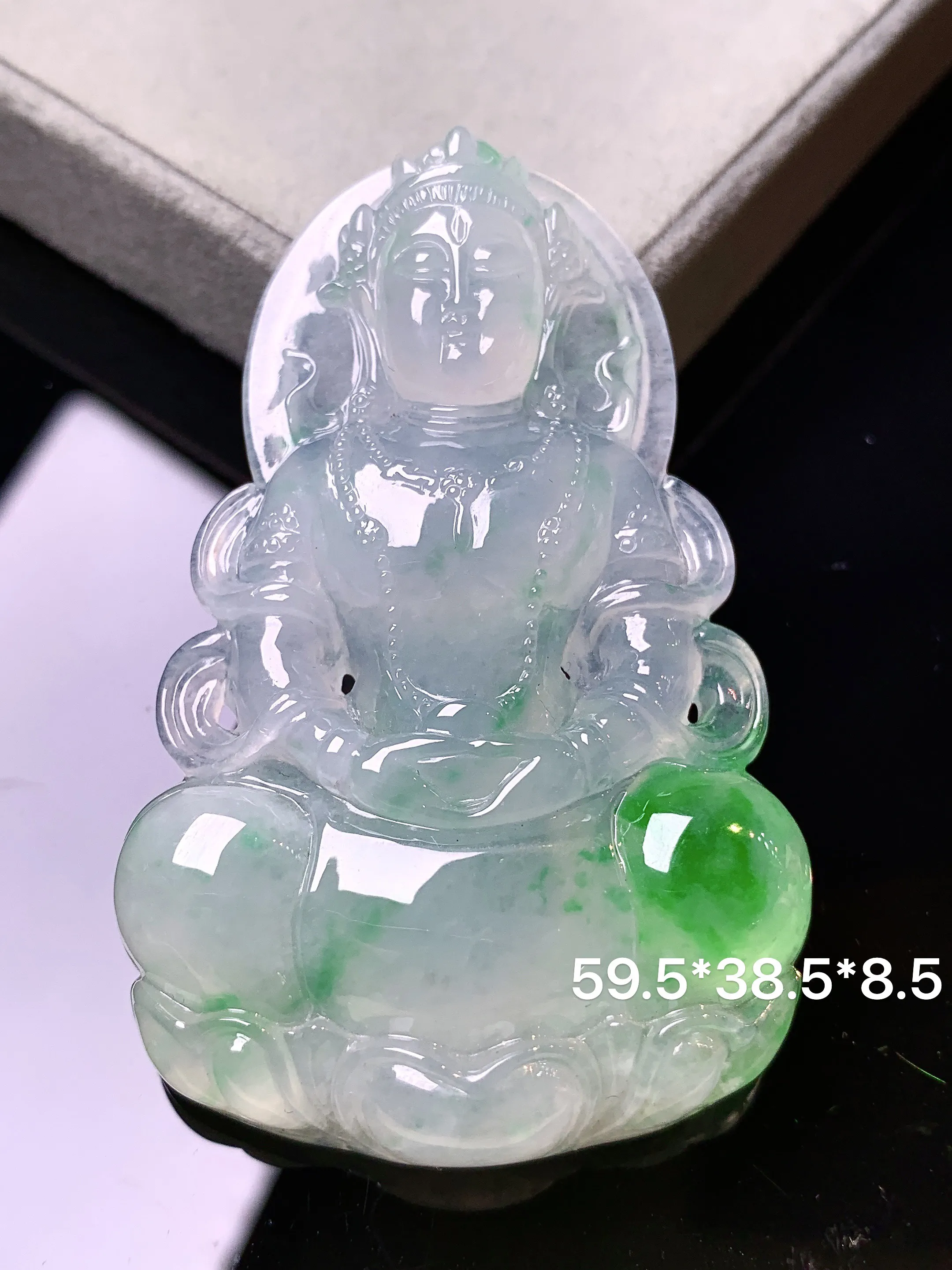 飘绿度母观音菩萨吊坠 玉质细腻 色泽艳丽清新 整体尺寸59.5*38.5*8.5