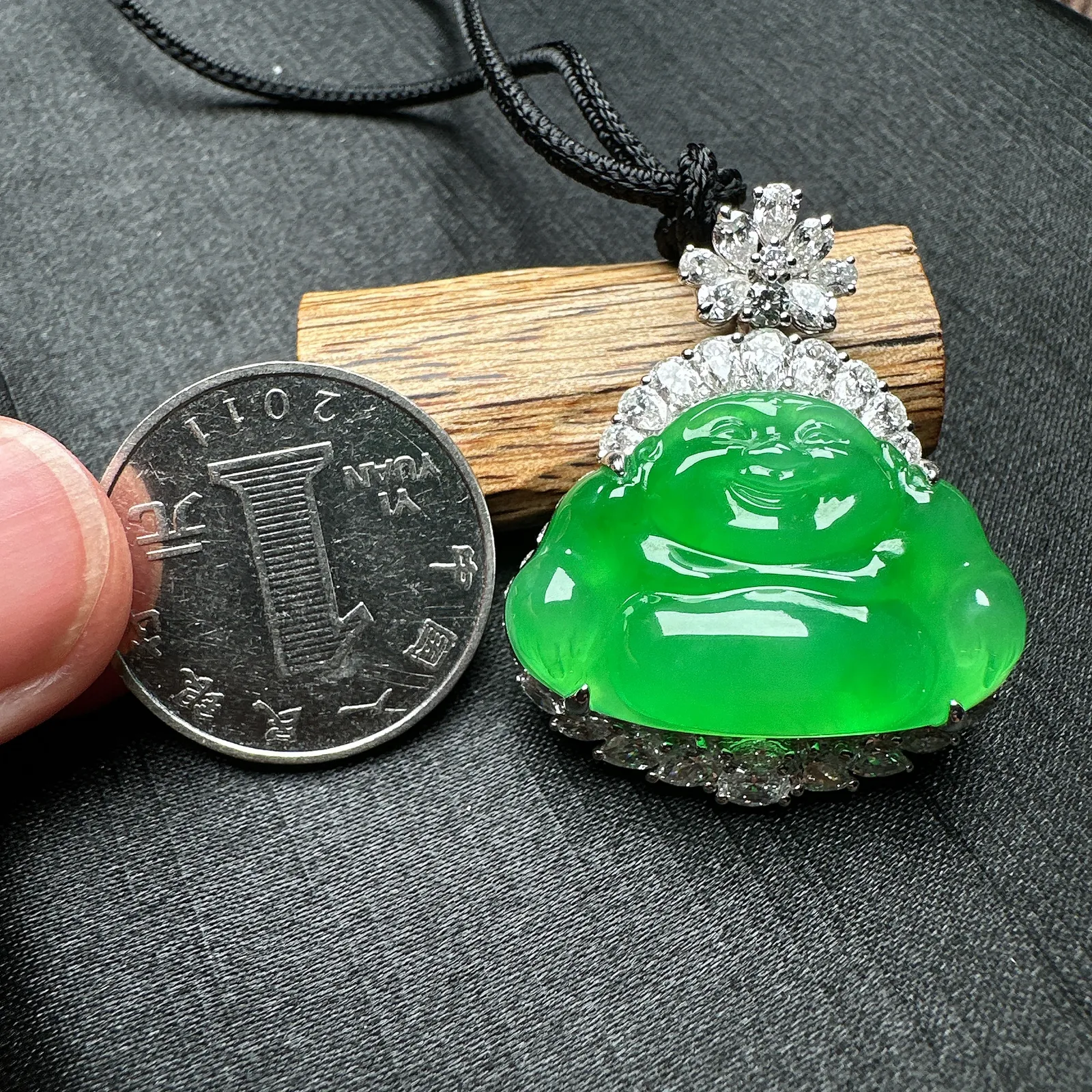 【冰种满绿佛公吊坠】种水上乘，晶莹剔透，纯净通透，莹光感很强。18k金钻镶嵌，裸石尺寸30*20*6.2毫米