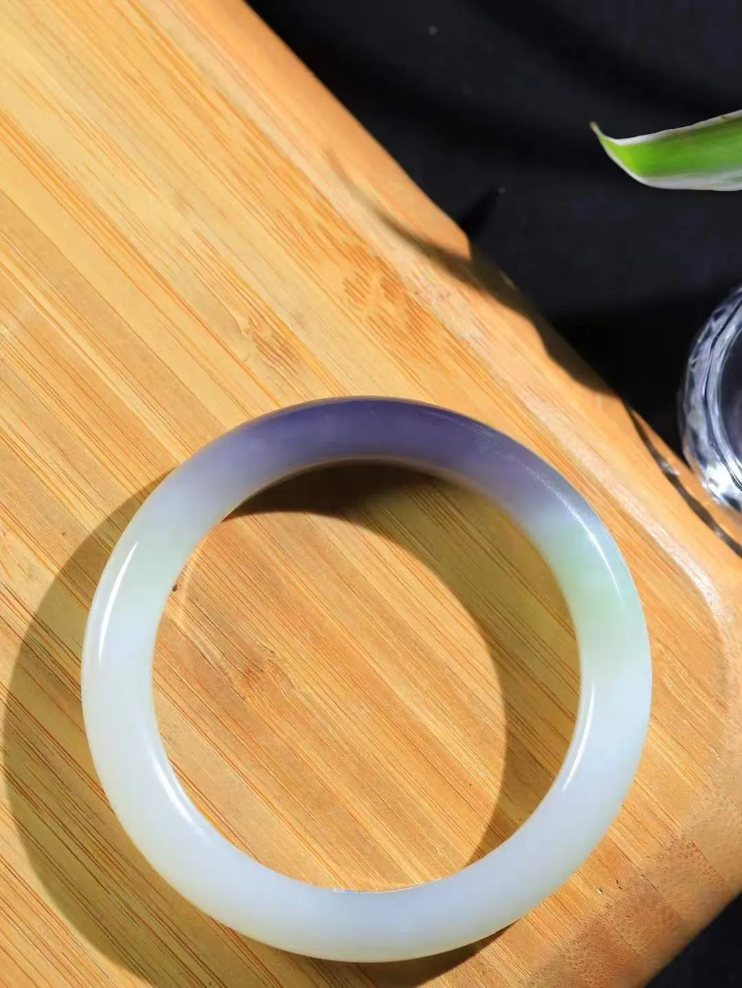 【一见钟情·手镯】

精品和田玉三色手镯。镯型饱满，温润细腻，脂润沁香。️执一卷书，沏一盏茶，着一袭裙，戴一只镯。淡淡浅笺，素心若兰，静赏玉中诗画。悠悠岁月，芊手轻摘，盛满诗样芳华。重45.6克   内径圈口54mm 尺寸10.4-8.7mm  FDA-111253033