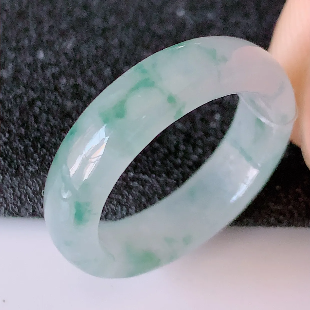 自然光实拍，18.2mm内径冰种飘花翡翠指环，玉戒指，玉质莹润，好精美好冰润的指环，17圈口，上手纤