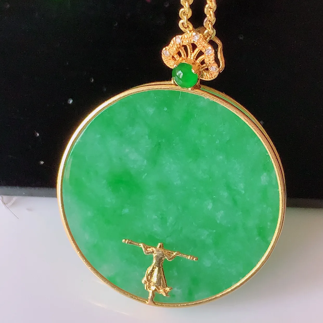 自然光实拍，18K金镶嵌满绿翡翠平安无事牌吊坠，平平安安，无事牌翠色灵动，佩戴平安时尚！#00.13整体31*25*4.5裸石24*24