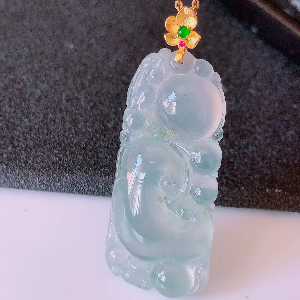 自然光实拍，18K金镶嵌冰种翡翠如意吊坠，简单的镶嵌设计、让玉坠百搭又精致，寓意着吉祥，事事如意！#1.13整体47.5裸石40*18*6.5