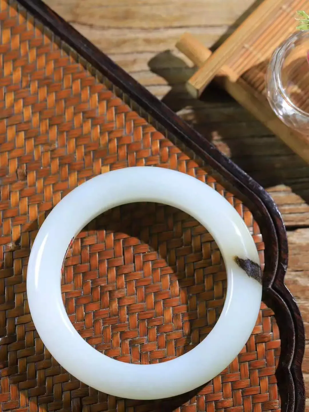 【花样年华·手镯】

精品和田玉糖白带皮手镯，质地油润细腻，色泽高贵典雅，镯型古朴典雅。在诗情画意的雨巷相遇，你是我腕间的一抹风情，有你眸有深情，清风荡漾湖间静水，我愿俯身低眉，在烟波涟漪处，寻你深情倩影。内径56.5mm尺寸14.6-11.5mm 重90.6克fDA-781273024