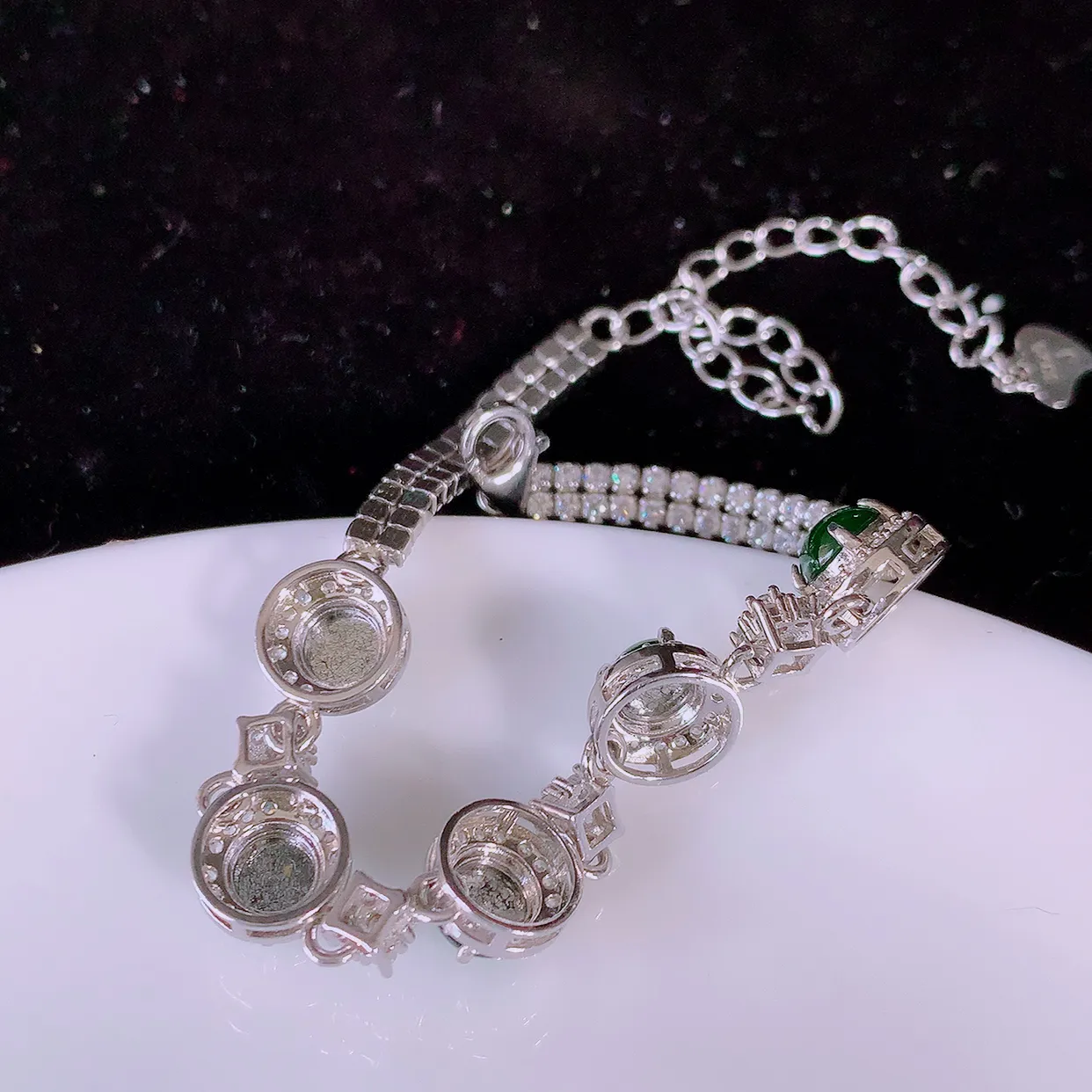 冰透满绿翡翠925银镶嵌手链，自然光实拍，翠色灵动，颜色漂亮，种老水足，品相佳，佩戴佳品！#97.13取一整体8*7.8-5.8裸石5*5