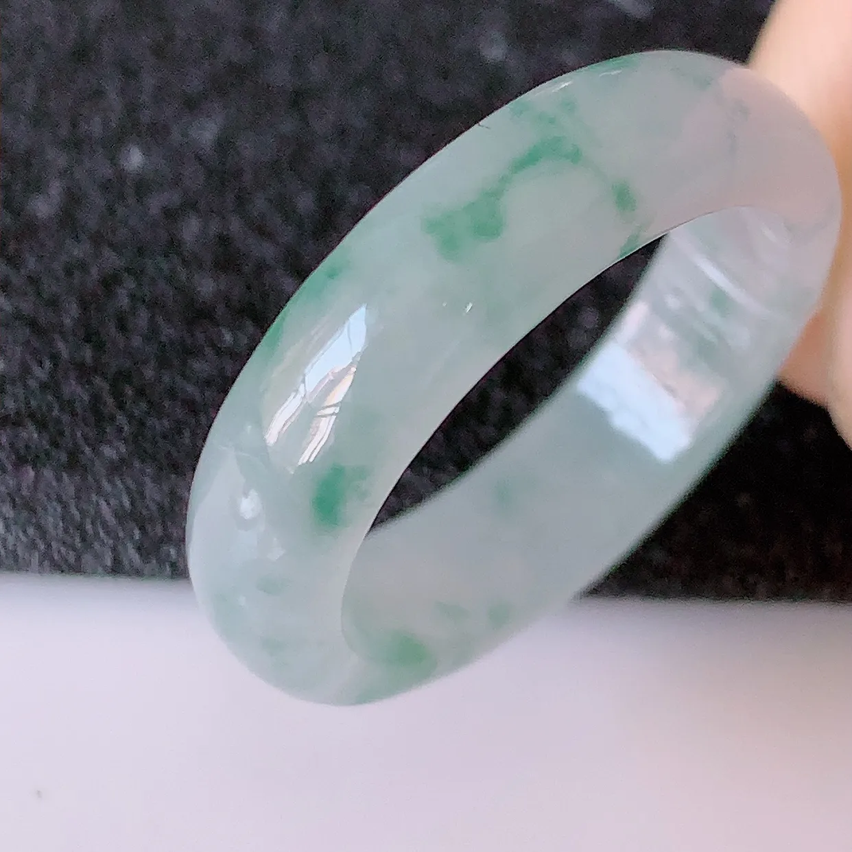 自然光实拍，18.2mm内径冰种飘花翡翠指环，玉戒指，玉质莹润，好精美好冰润的指环，17圈口，上手纤