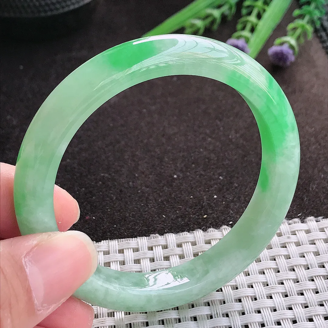 实拍A货翡翠54.8/10.1/8.1老坑冰胶水灵飘阳绿手镯宽边翡翠玉镯女款