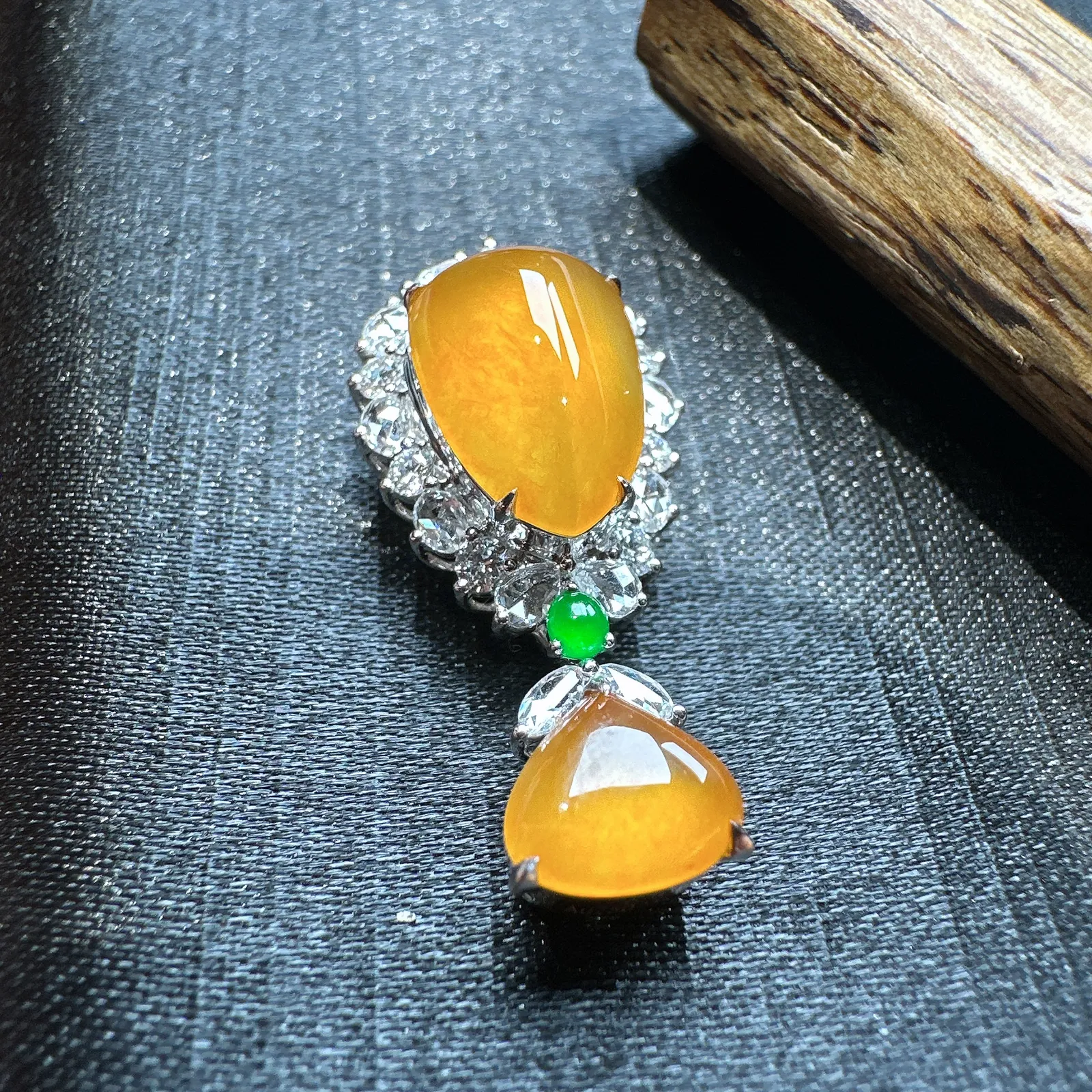 【冰种黄翡水滴吊坠】质地细腻，冰润透亮，光泽出众，18k金钻镶嵌，裸石尺寸12.4*8.8*4.8毫米。