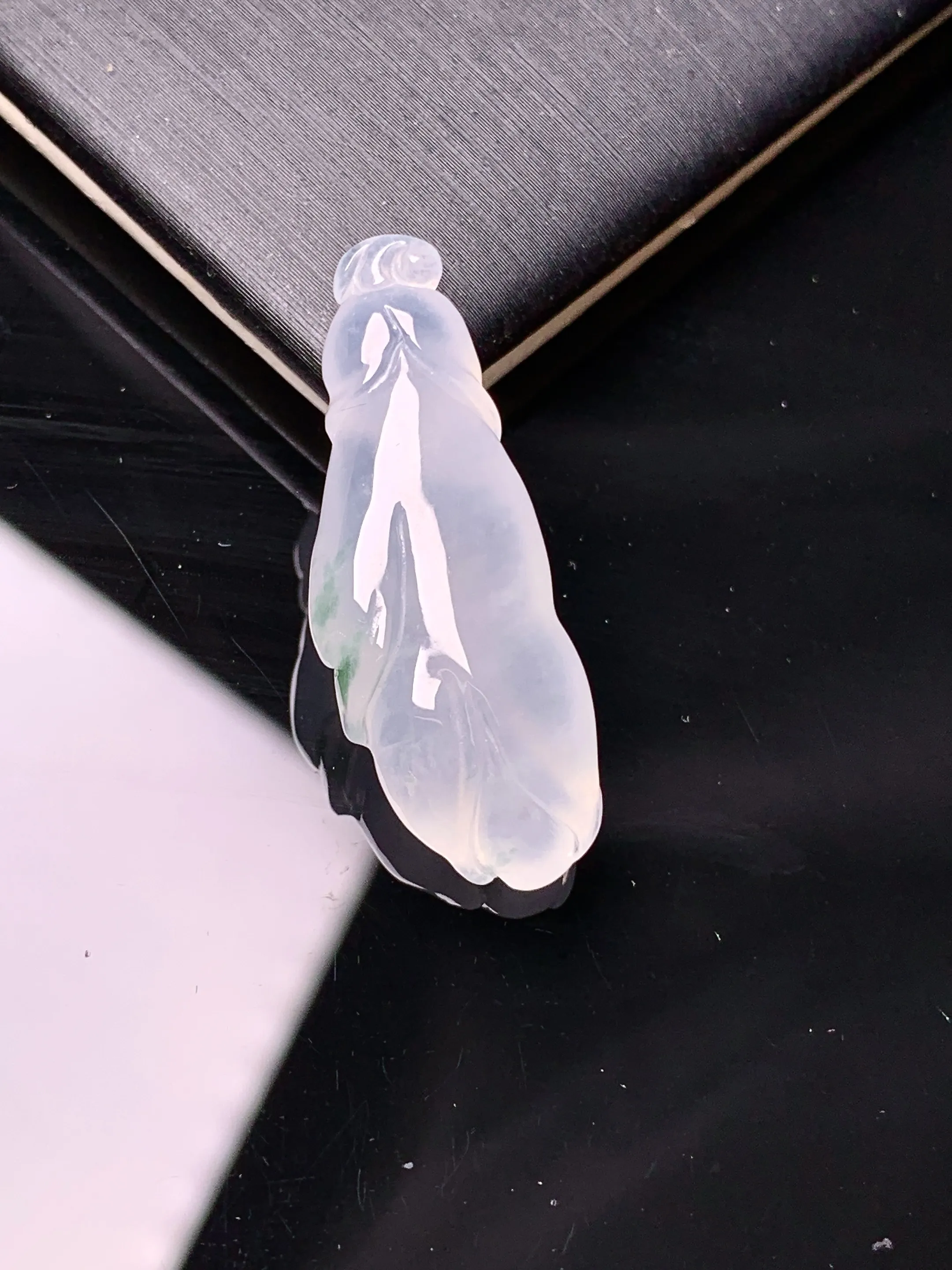 冰种花蕾吊坠 玉质细腻 色泽艳丽清新 整体尺寸31.5*11.6*6.5