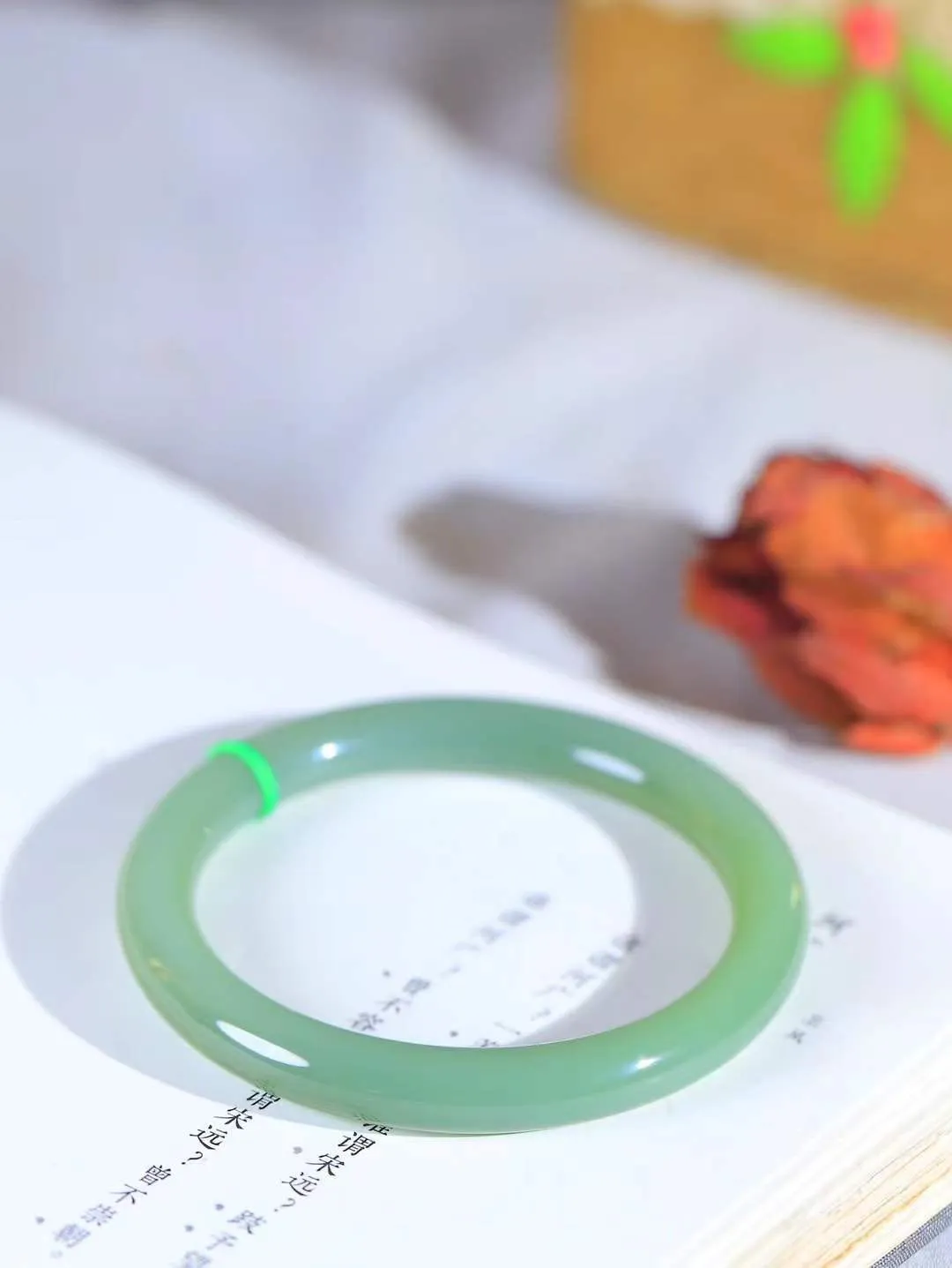 【碧波流转·手镯】

收藏级️和田玉碧玉圆条手镯，玉质细腻温润，手感舒适，️线条流畅，简约大气，美自天成，佩戴于腕间，婉约之美，举手投足间透出那份低调奢华，醉人心扉。
重35.6克 内径圈口57mm尺寸8.3-8.6mm  FDA-13151308