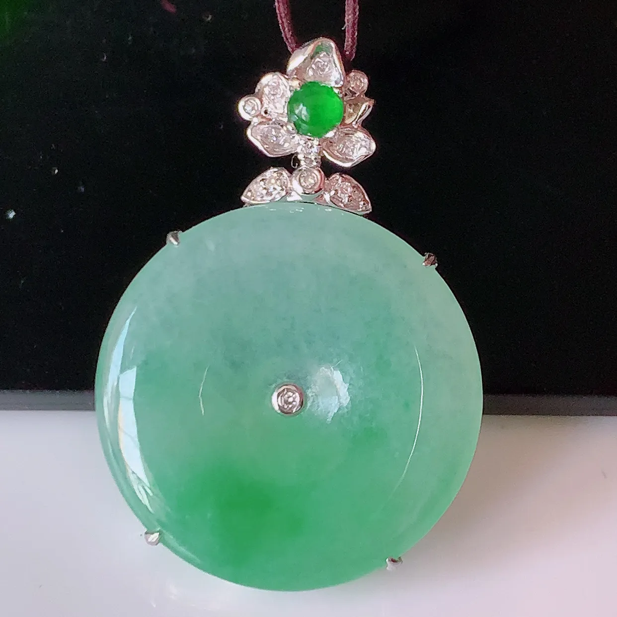 自然光实拍，18K金镶嵌冰种飘绿翡翠平安扣吊坠，平安是福；翠色灵动，很美的料子，平安扣佩戴优雅迷人！