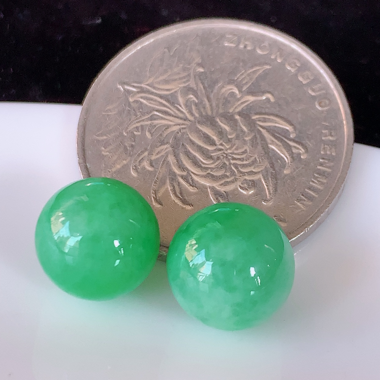 自然光实拍，满绿翡翠一对圆珠、转运珠吊坠，寓意“时来运转，财源滚滚” 寓意佳，转运珠佩戴时尚优雅！#05.13尺寸10.2mm