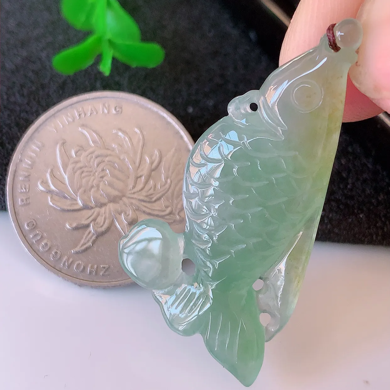 自然光实拍，冰种黄翡双彩翡翠年年有余，鱼吊坠，自由自在，寓意财源广进，雕工婉约，栩栩如生，佩戴优雅迷人！#60.13